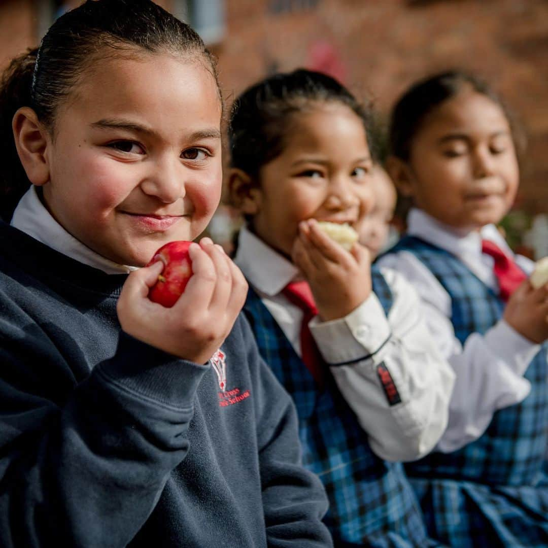 リサ・キャリントンさんのインスタグラム写真 - (リサ・キャリントンInstagram)「Getting a grasp on just how important fruit and veges are starts at a young age which is why I love the great mahi @5adaynz is doing with their Fruit in Schools initiative. Fruit in Schools is funded by the Ministry of Health and runs in 566 schools across Aotearoa. Tamariki are provided with fruit and vegetables each school day and the teachers get 5+ A Day resources to support students’ learning.   Do you think Fruit in Schools should be available in all NZ primary schools? Let me know in the comments below.  #5adaynz  #FISNZ ad」4月27日 9時19分 - liscarrington