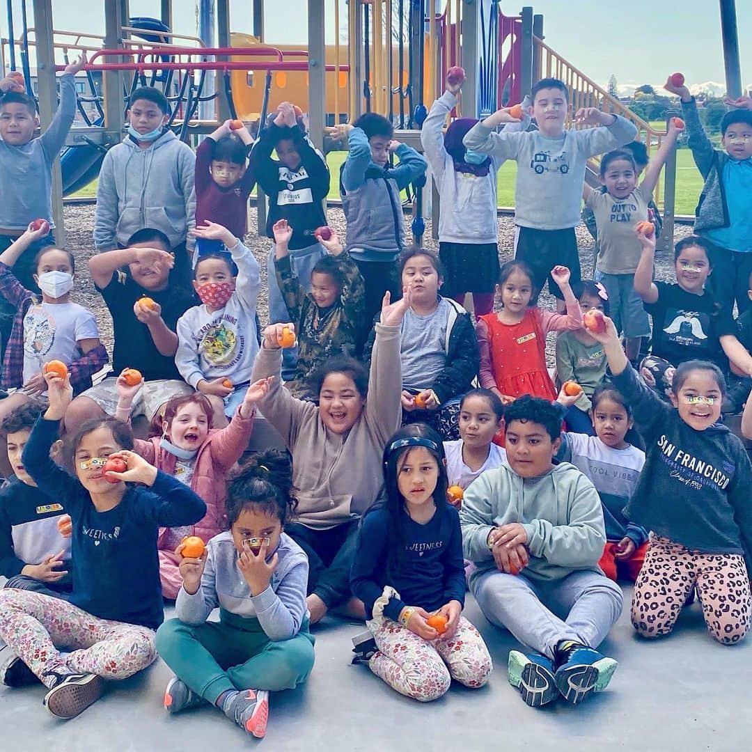 リサ・キャリントンのインスタグラム：「Getting a grasp on just how important fruit and veges are starts at a young age which is why I love the great mahi @5adaynz is doing with their Fruit in Schools initiative. Fruit in Schools is funded by the Ministry of Health and runs in 566 schools across Aotearoa. Tamariki are provided with fruit and vegetables each school day and the teachers get 5+ A Day resources to support students’ learning.   Do you think Fruit in Schools should be available in all NZ primary schools? Let me know in the comments below.  #5adaynz  #FISNZ ad」