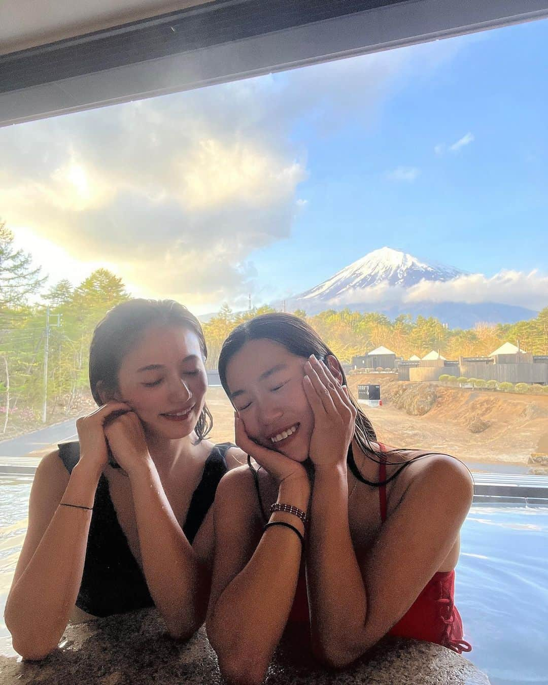 戸崎奈津さんのインスタグラム写真 - (戸崎奈津Instagram)「富士山を眺めながらのサウナ&温泉🗻 ４月にNEW OPENしたばかりのラグジュアリーホテル🫶  『THE SENSE FUJI』 【Hotel & Lodging】 @thesensefuji  #ザセンスフジ  ダイナミックな富士を望む宿🗻 非日常を愉しむ大人の宿✨  日本一の絶景サウナとも言えるのでは🥺❤︎ 今回プロモーションとしてお邪魔させて頂きました✨  山梨県河口湖インター10分ちょい。 #富士レイクサイドカントリー倶楽部 に隣接してます🏌️‍♀️ 13番ホールから見える〜⛳️✨  客室ヴィラとは別に温浴施設があり、 1階がサウナ、2階が天然温泉✨ どちらも超開放的✨🫣 水風呂もあり、貸切なんです🫶(水着着用)  お食事もドリンクも置いてあるアメニティーも全てが素晴らしい🥰 豊富なオーナーズセレクションワインもこだわりのラインナップ🍷滞在中はご当地ビール飲み放題🍻幸。  2名〜４名まで泊まれるお部屋もあります。カップルでも、女子会お泊まりにも超オススメ✨🌈  富士山のパワーって偉大🗻✨ 非日常を味わえる、絶対また来たい宿です😌 最高の時間を過ごせた✨ @natsukifuchigami ありがとう🫶  #サウナ #ゴルフ #山梨 #河口湖 #sauna #サウナ女子 #サウナハット #mtfuji #japan #Fuji #Kawaguchiko #yamanashi #saunatime #絶景サウナ #セルフロウリュ #サ活 #絶景宿 #ゴルフ #ゴルフ旅行 #ラグジュアリーホテル #山梨サウナ #thesensefuji #温泉 #♨️ #河口湖温泉」4月27日 9時28分 - naa_tsu0827