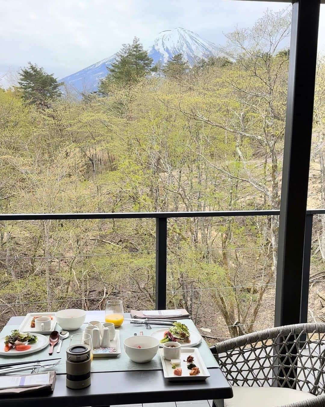 戸崎奈津さんのインスタグラム写真 - (戸崎奈津Instagram)「富士山を眺めながらのサウナ&温泉🗻 ４月にNEW OPENしたばかりのラグジュアリーホテル🫶  『THE SENSE FUJI』 【Hotel & Lodging】 @thesensefuji  #ザセンスフジ  ダイナミックな富士を望む宿🗻 非日常を愉しむ大人の宿✨  日本一の絶景サウナとも言えるのでは🥺❤︎ 今回プロモーションとしてお邪魔させて頂きました✨  山梨県河口湖インター10分ちょい。 #富士レイクサイドカントリー倶楽部 に隣接してます🏌️‍♀️ 13番ホールから見える〜⛳️✨  客室ヴィラとは別に温浴施設があり、 1階がサウナ、2階が天然温泉✨ どちらも超開放的✨🫣 水風呂もあり、貸切なんです🫶(水着着用)  お食事もドリンクも置いてあるアメニティーも全てが素晴らしい🥰 豊富なオーナーズセレクションワインもこだわりのラインナップ🍷滞在中はご当地ビール飲み放題🍻幸。  2名〜４名まで泊まれるお部屋もあります。カップルでも、女子会お泊まりにも超オススメ✨🌈  富士山のパワーって偉大🗻✨ 非日常を味わえる、絶対また来たい宿です😌 最高の時間を過ごせた✨ @natsukifuchigami ありがとう🫶  #サウナ #ゴルフ #山梨 #河口湖 #sauna #サウナ女子 #サウナハット #mtfuji #japan #Fuji #Kawaguchiko #yamanashi #saunatime #絶景サウナ #セルフロウリュ #サ活 #絶景宿 #ゴルフ #ゴルフ旅行 #ラグジュアリーホテル #山梨サウナ #thesensefuji #温泉 #♨️ #河口湖温泉」4月27日 9時28分 - naa_tsu0827