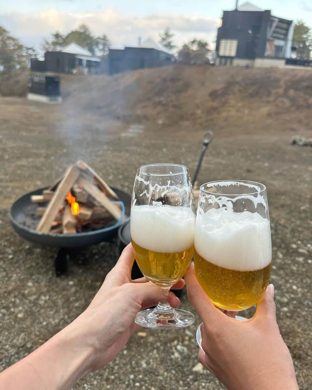 戸崎奈津さんのインスタグラム写真 - (戸崎奈津Instagram)「富士山を眺めながらのサウナ&温泉🗻 ４月にNEW OPENしたばかりのラグジュアリーホテル🫶  『THE SENSE FUJI』 【Hotel & Lodging】 @thesensefuji  #ザセンスフジ  ダイナミックな富士を望む宿🗻 非日常を愉しむ大人の宿✨  日本一の絶景サウナとも言えるのでは🥺❤︎ 今回プロモーションとしてお邪魔させて頂きました✨  山梨県河口湖インター10分ちょい。 #富士レイクサイドカントリー倶楽部 に隣接してます🏌️‍♀️ 13番ホールから見える〜⛳️✨  客室ヴィラとは別に温浴施設があり、 1階がサウナ、2階が天然温泉✨ どちらも超開放的✨🫣 水風呂もあり、貸切なんです🫶(水着着用)  お食事もドリンクも置いてあるアメニティーも全てが素晴らしい🥰 豊富なオーナーズセレクションワインもこだわりのラインナップ🍷滞在中はご当地ビール飲み放題🍻幸。  2名〜４名まで泊まれるお部屋もあります。カップルでも、女子会お泊まりにも超オススメ✨🌈  富士山のパワーって偉大🗻✨ 非日常を味わえる、絶対また来たい宿です😌 最高の時間を過ごせた✨ @natsukifuchigami ありがとう🫶  #サウナ #ゴルフ #山梨 #河口湖 #sauna #サウナ女子 #サウナハット #mtfuji #japan #Fuji #Kawaguchiko #yamanashi #saunatime #絶景サウナ #セルフロウリュ #サ活 #絶景宿 #ゴルフ #ゴルフ旅行 #ラグジュアリーホテル #山梨サウナ #thesensefuji #温泉 #♨️ #河口湖温泉」4月27日 9時28分 - naa_tsu0827