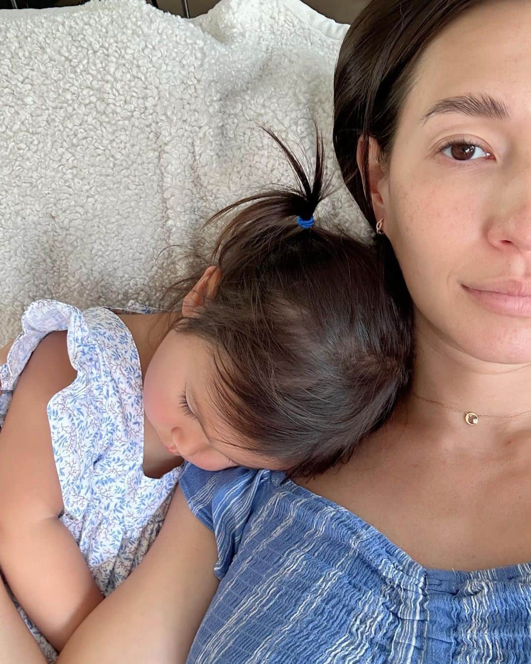 Livのインスタグラム：「Update on my mom life. Call it what you will. I am speaking from how I feel.   Who else feels like they are non-stop from the moment they wake up, until the moment they sleep, and then it’s time to get everything for myself done. The days are long, but the years truly are short.」
