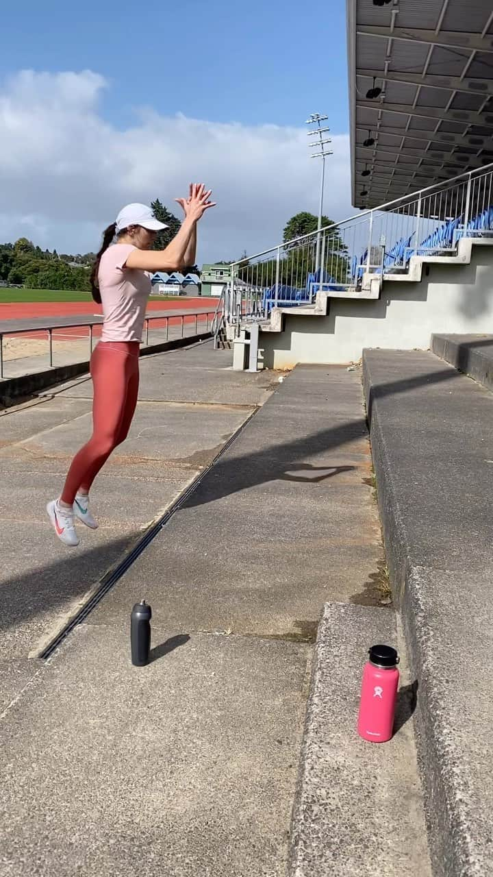 エリザ・マッカートニーのインスタグラム：「Hitting those stairs hard with plyometrics at the moment 😅 Gotta love winter training」