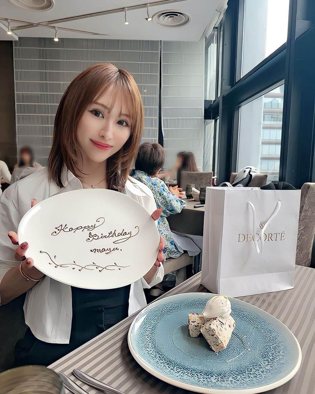 一ノ瀬恋のインスタグラム：「📍銀座 @miu.yuzuki  お祝いしてもらったよ🎂💕 毎年ありがとう❤️らぶ。  #親友ちゃんありがとう」