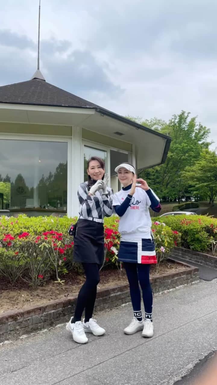 坂村かおるのインスタグラム：「🦋蝶々のティーが可愛い！佐野ゴールドカントリークラブに来ました。 ・ 蝶々バンカーもあるみたいだけど💦 ・ ハイシーズンなので平日でも賑わっていて、 沢山打ってしまったので、だいぶ後ろの組みの人達を待たせてしまっていた💦 ・ 上がりに ・  後ろの組みの人達に「進行が遅くって、すみませんでした💦」と声をかけたら、優しいおじ様達は ・ 「東京から来たのかい？」 ・ 「いいえ地元です！」 ・ 「綺麗な人達だから、てっきり東京の人達だと思った（笑）」 ・ はははははぁ ・ 嬉しいやら、悲しいやら‥ ・ ラウンドした後は、どっぷり反省😩 ・ また練習、練習！ ・ ・ 体が動けてるうちに。感謝して。 ・ ・  いつも「いいね！」を頂きありがとうございます！ 皆さんのコメントに元気を貰っています😊 #クィーンオブ美魔女 #team美魔女 #美ST #坂村かおる #トータルビューティーアドバイザー #美しく老いる #バランス #美容 #コスメ #ファッション #今日のコーデ #トータルバランス #お洒落な人と繋がりたい #コスメ好きな人と繋がりたい #美意識高い人と繋がりたい #美魔女 #美魔女が変わる #アップデートしてる人と繋がりたい #自分らしくアップデート #佐野ゴールドカントリークラブ  #ゴルフ好き」