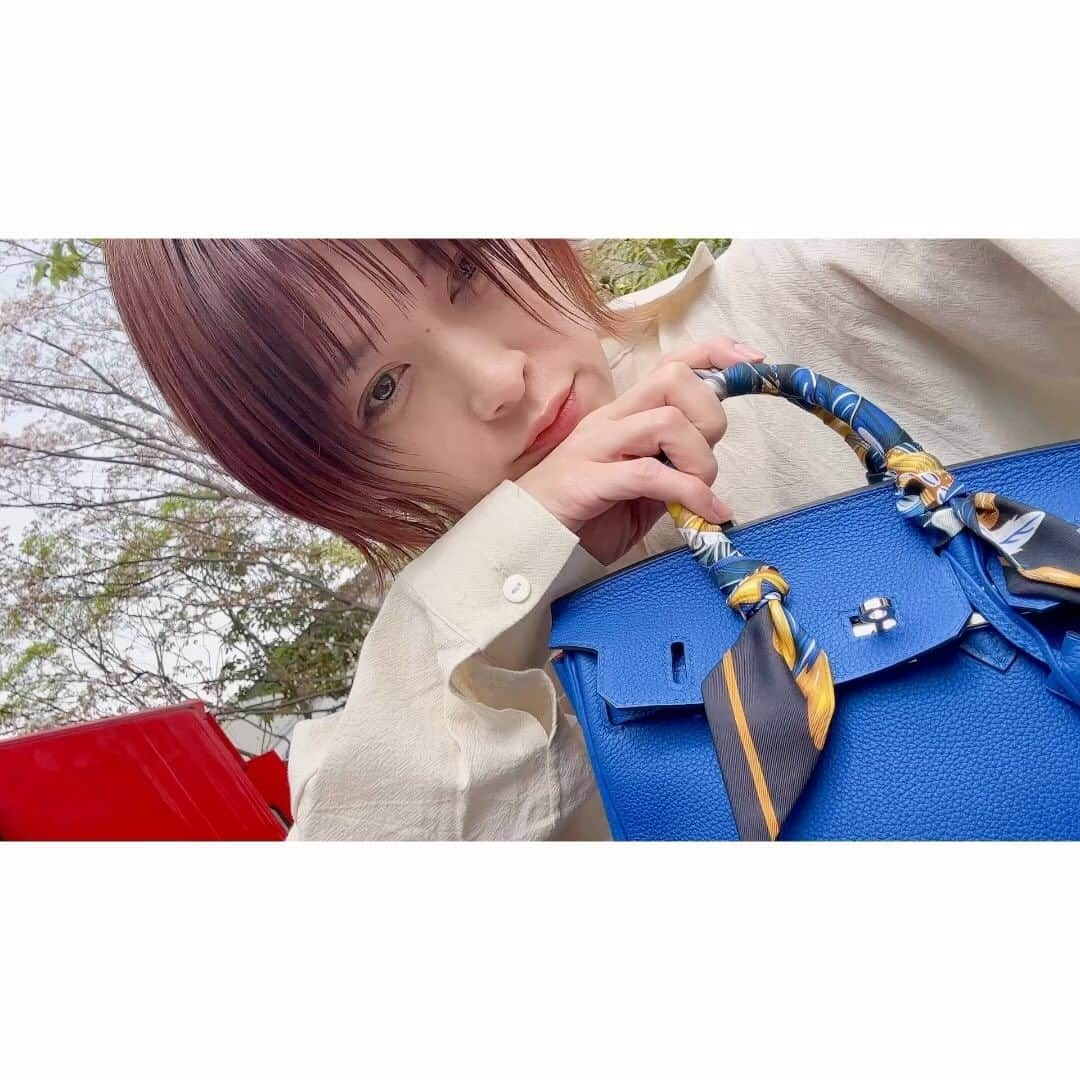 大谷みつほのインスタグラム：「最高に可愛いブルーのBirkin💙 鎮静色の青色は、気持ちを落ち着かせたり、 集中力を高めたりする効果があるので 興奮しやすい人（怒りっぽかったり）は 部屋のカーテンやベッド周りを青くしてみてね。 #心理カウンセラー#色彩心理学 #hermes #birkin」