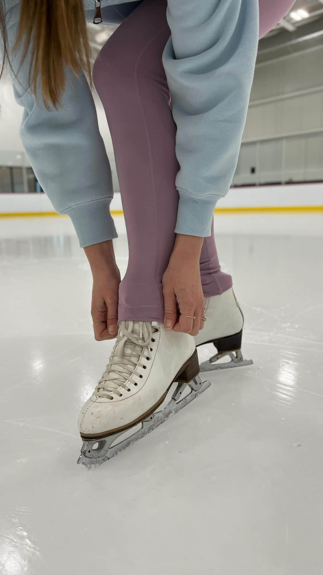 アシュリー・ワグナーのインスタグラム：「Wondering wtf you should be doing on the ice!? This. You should be doing this👇🏻👇🏻👇🏻  2 Laps Each Exercise  Powerpull Hops Scully Squats Power Pulses Ballerina Leg Raises Front to Back Extensions   Thanks to @freepeople and @fpmovement  for the v KEWT set. High waisted leggings have never felt so fierce 🔥🔥🔥  . . . #figureskating #figureskater #retiredfigureskater #adultfigureskater #adultfigureskating #adultsskatetoo #confidence #fitness #synchroskating #synchronizedskating #figureskatingdrill #figureskatingworkout #skateandsculpt」