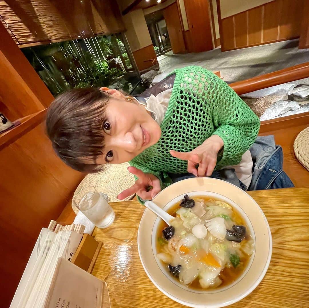 西尾夕紀さんのインスタグラム写真 - (西尾夕紀Instagram)「長島温泉 湯あみの島 折り返しの6日目！！  今日は館内のお食事紹介よん♡  沢山ある名物メニューから😋 ほんの一部のご紹介！！  たんぽぽラーメン🍜 ナポリタン🍝 ソフトクリーム🍦  わぁーい😆😆😆 全部テンションあがるぅ〜♡  館内には中華、洋食、和食と その他盛りだくさんですよー‼️  私の選ぶベスト1は…。  なんてっても‼️  ソフトクリーム🍦😍 ミルクたっぷりでめちゃめちゃ 美味しいのだ😋  山口社長がソフトクリーム🍦 持ってきてくれたぁ〜🤣  皆さん‼️ 是非、ご賞味あれ😍 #長島温泉湯あみの島  #西尾夕紀 #歌ものまね #21日から30日までショウ」4月27日 9時43分 - yuki_nishio_