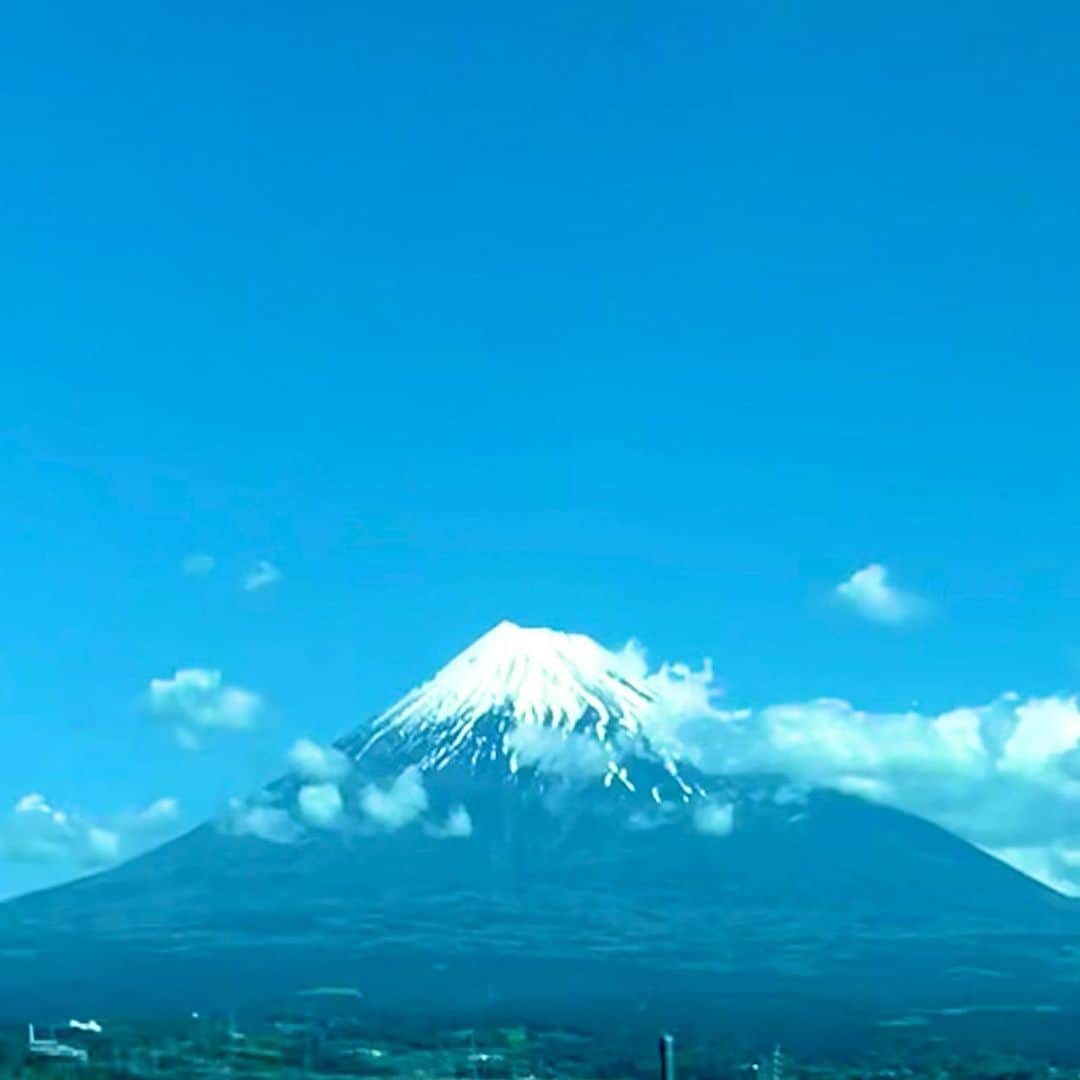 松尾貴史さんのインスタグラム写真 - (松尾貴史Instagram)「本日の富士様。  そして銀座へ急いで参ります。  #mtfuji #富士山」4月27日 9時55分 - kitsch.matsuo