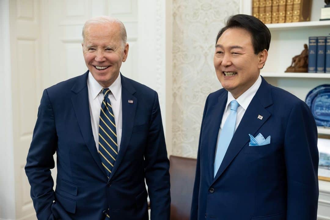 The White Houseのインスタグラム：「Today, President Biden and President Yoon affirmed that the alliance between the U.S. and the Republic of Korea is stronger and more capable than ever.  From tackling the climate crisis to advancing economic growth, our two nations will continue to meet the challenges ahead – together.」