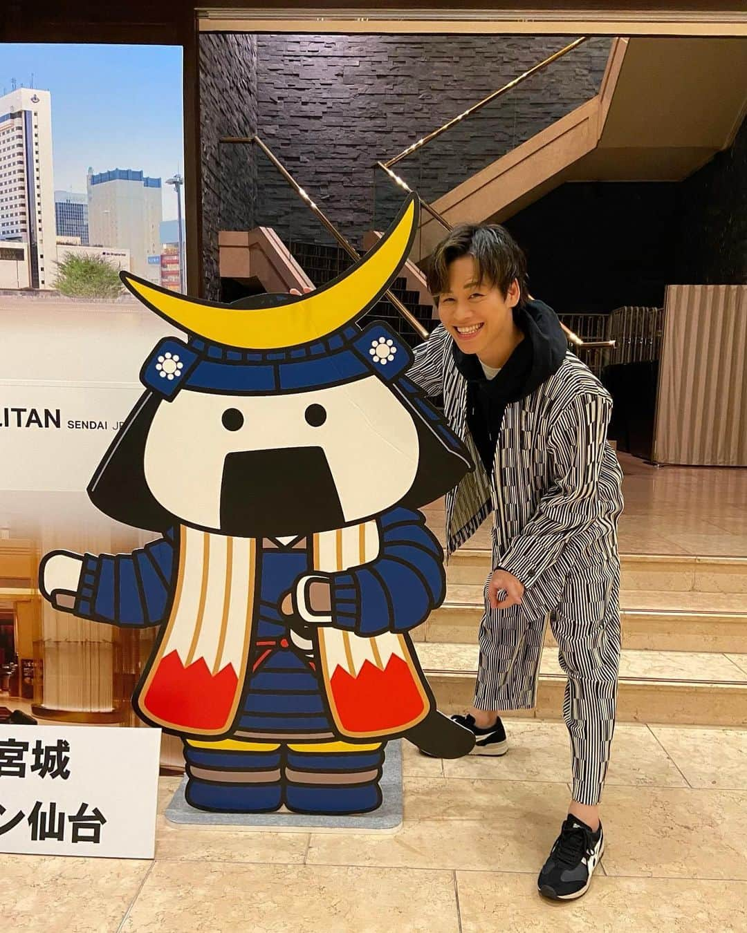 伊達悠太さんのインスタグラム写真 - (伊達悠太Instagram)「昨日は 【2023春ランチライブin仙台】 〜演歌屋〜  に出演させていただきました🙏🏼  演歌屋さんとは久しぶりにお目にかかることができ、会場にはたくさんのお客様、本当に嬉しかったなぁ〜🥹  朝花さん、友貴さんとも舞台裏では和気藹々楽しい時間でした😆  またご一緒できますように🙏🏼  そして、また仙台へお邪魔できますように🙏🏼  ありがとうございました🙇🏻‍♂️🙇🏻‍♂️  最後に仙台のゆるキャラ《むすび丸》くんと📷  #演歌屋 さん #仙台 #ランチ #ライブ #朝花美穂 さん #友貴一彰 さん #むすび丸 くん #伊達悠太」4月27日 9時56分 - dateyuta1130