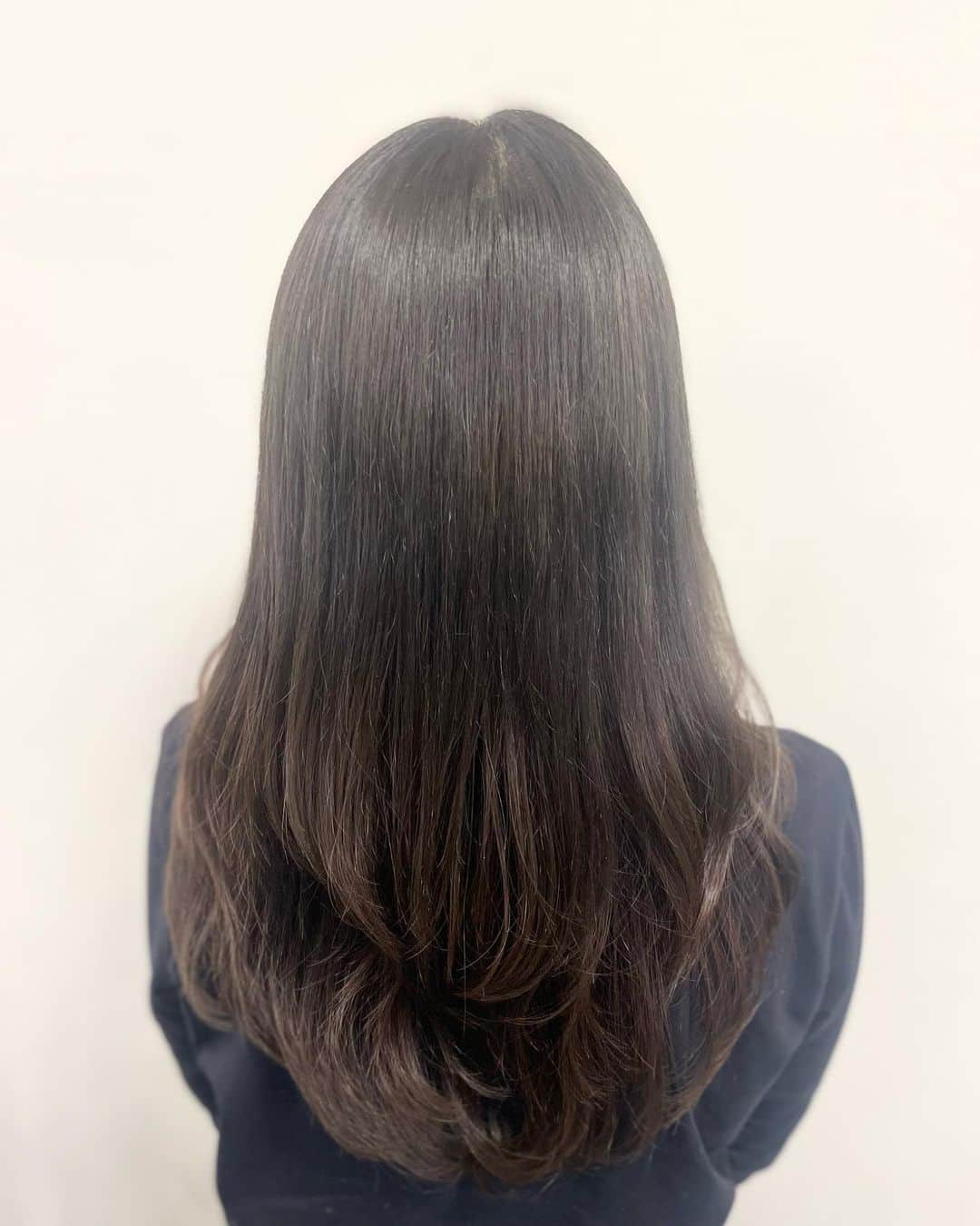 salon PRATiNO(サロンプラチノ)のインスタグラム：「. #オリーブカラー  中間から毛先にかけてはブリーチ履歴有り◎ 全体のトーンを均一にし、 透明感ある色味にしました💚  #hair#pratino#clavis#ハイトーン#韓国ヘア#デジパ#縮毛矯正#名古屋美容院#栄美容院#ショートカット#ウルフカット#透明感カラー#クラビス#酸熱トリートメント#ダメージ毛#ヘアサロン#女性スタッフのみ#初めてのブリーチ#白髪染め#ペールカラー#エクステ#シールエクステ#ヘアメ#アイブロウ#メンズアイブロウ#メイク#ファイバープレックス#スタッフ募集」