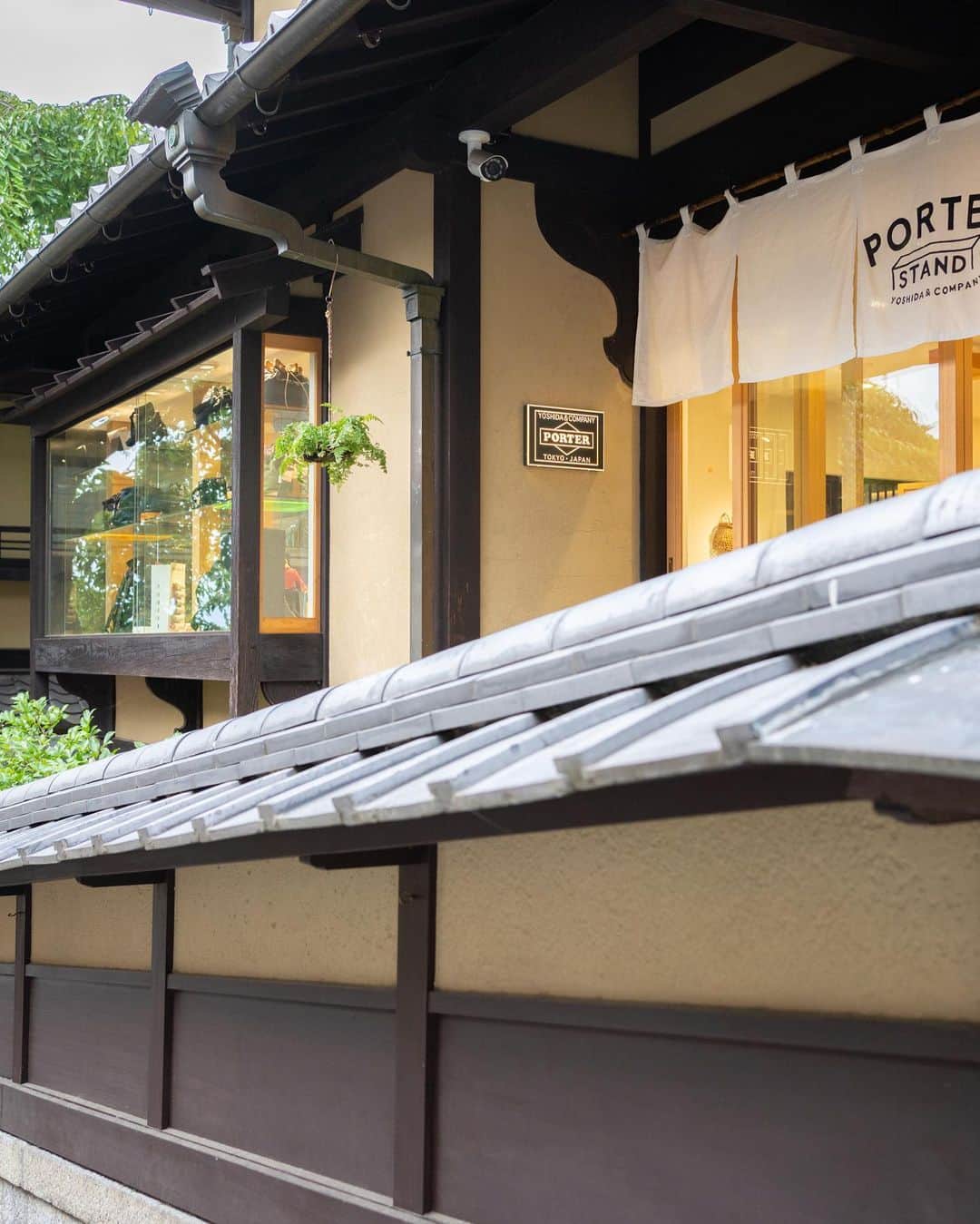 PORTER STANDさんのインスタグラム写真 - (PORTER STANDInstagram)「⁡ PORTER STAND KYOTO   Located on Sannenzaka Street leading to Kiyomizu Temple, one of Kyoto's most popular sightseeing spots, the shop's interior is calm and relaxing space made of natural materials that have been used in Japan since ancient times, as if to accompany the scenery.   You can feel the taste of Kiyomizu and the passage of the seasons at the shop. ⁡ 京都を代表する観光地・清水寺に通じる産寧坂にあり、店内はその景観に寄り添うように日本の古くから用いられてきた天然素材で仕上げた落ち着いた空間です。 ⁡ 清水の風情や四季を感じられる高感度でありながらカジュアルに立ち寄っていただけるお店です。 ⁡ スタッフ一同、心よりお待ちしております。 ⁡ ※各店の営業時間は下記をご確認ください。 PORTER STAND SHINJUKU 11:00（土日祝10:30）〜21:00 PORTER STAND SHINAGAWA 8:00〜22:00（日祝21:00） PORTER STAND KYOTO 10:00〜18:00 ⁡ #yoshidakaban #porter #luggagelabel #potr #yoshida #porteryoshida #porterstand #shinjuku #shinagawa #kyoto #madeinjapan #japan #sannenzaka #kiyomizutemple #goldenweek #gw #gbp #吉田カバン #ポーター #ポータースタンド #新宿 #品川 #京都 #ルミネエスト #駅ナカ #産寧坂 #清水寺 #観光 #旅行 #ゴールデンウィーク」4月27日 10時02分 - porter_stand