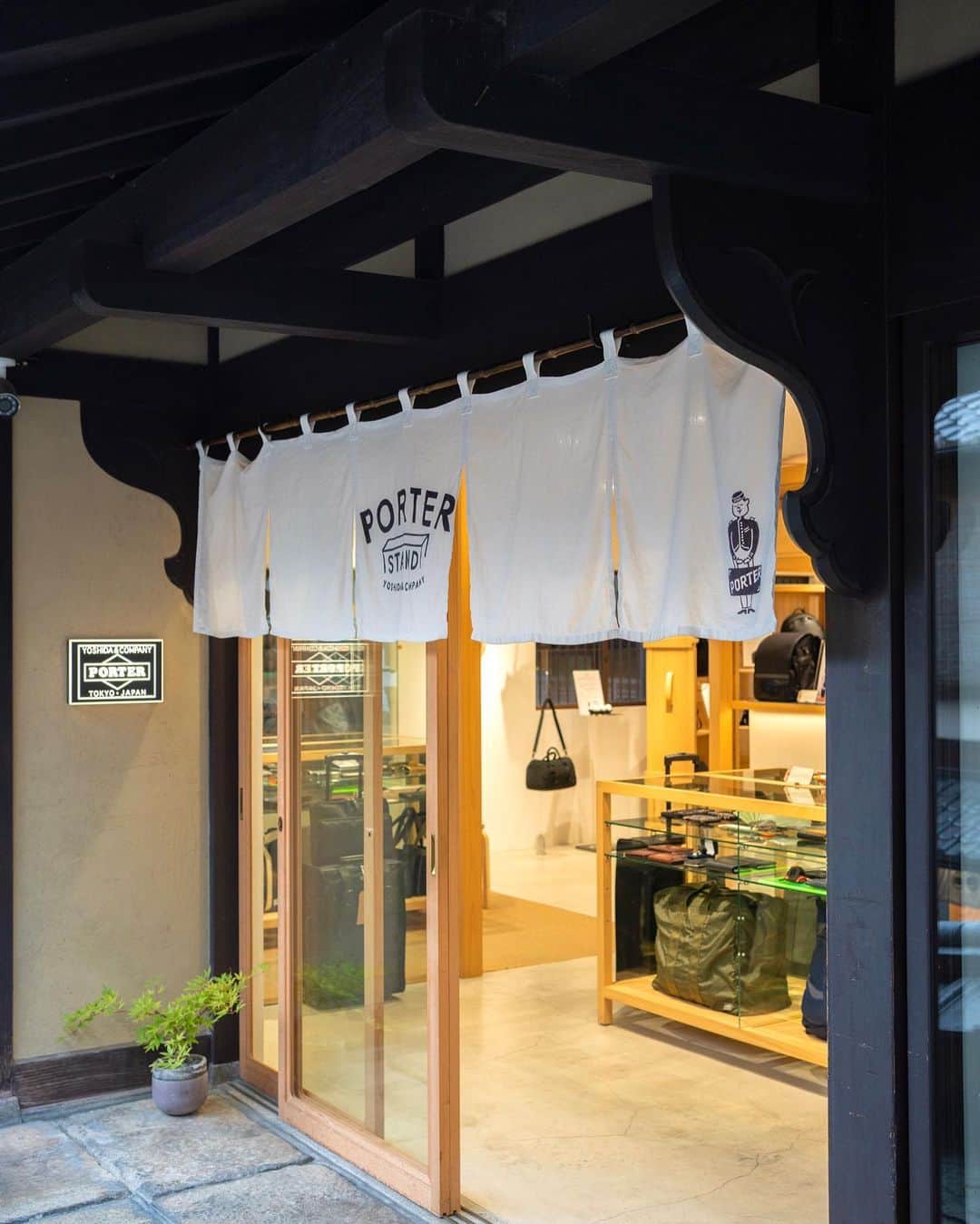 PORTER STANDさんのインスタグラム写真 - (PORTER STANDInstagram)「⁡ PORTER STAND KYOTO   Located on Sannenzaka Street leading to Kiyomizu Temple, one of Kyoto's most popular sightseeing spots, the shop's interior is calm and relaxing space made of natural materials that have been used in Japan since ancient times, as if to accompany the scenery.   You can feel the taste of Kiyomizu and the passage of the seasons at the shop. ⁡ 京都を代表する観光地・清水寺に通じる産寧坂にあり、店内はその景観に寄り添うように日本の古くから用いられてきた天然素材で仕上げた落ち着いた空間です。 ⁡ 清水の風情や四季を感じられる高感度でありながらカジュアルに立ち寄っていただけるお店です。 ⁡ スタッフ一同、心よりお待ちしております。 ⁡ ※各店の営業時間は下記をご確認ください。 PORTER STAND SHINJUKU 11:00（土日祝10:30）〜21:00 PORTER STAND SHINAGAWA 8:00〜22:00（日祝21:00） PORTER STAND KYOTO 10:00〜18:00 ⁡ #yoshidakaban #porter #luggagelabel #potr #yoshida #porteryoshida #porterstand #shinjuku #shinagawa #kyoto #madeinjapan #japan #sannenzaka #kiyomizutemple #goldenweek #gw #gbp #吉田カバン #ポーター #ポータースタンド #新宿 #品川 #京都 #ルミネエスト #駅ナカ #産寧坂 #清水寺 #観光 #旅行 #ゴールデンウィーク」4月27日 10時02分 - porter_stand