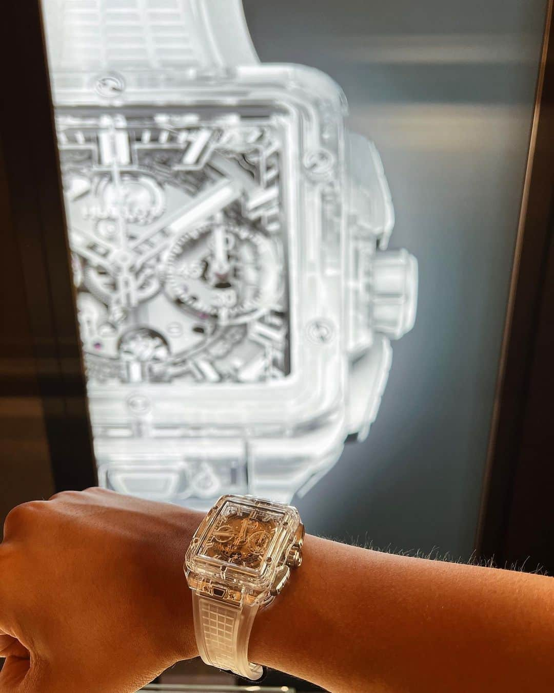 石倉ノアさんのインスタグラム写真 - (石倉ノアInstagram)「Hublot  スイス・ジュネーブで開催された、世界最大規模を誇る高級腕時計の展示 会 「Watches and Wonders 2023」で発表されたHUBLOT 最新作を見てきました。 最初にウブロに出逢ったのが2010年ごろ。関西で知り合いが2005年に登場したビッグバンを付けていて一目惚れ。当然買える訳もなく眺めるだけの日々😂 ビックバンとの再会は痺れたな〜。 そんな今気になっているのが ビッグバン ウニコ サファイアクリスタル（写真2枚目） ウブロで唯一無二のウニコ サファイア欲しいな。  #hublot #bigbang #ウブロ」4月27日 10時08分 - zeppelin.noah