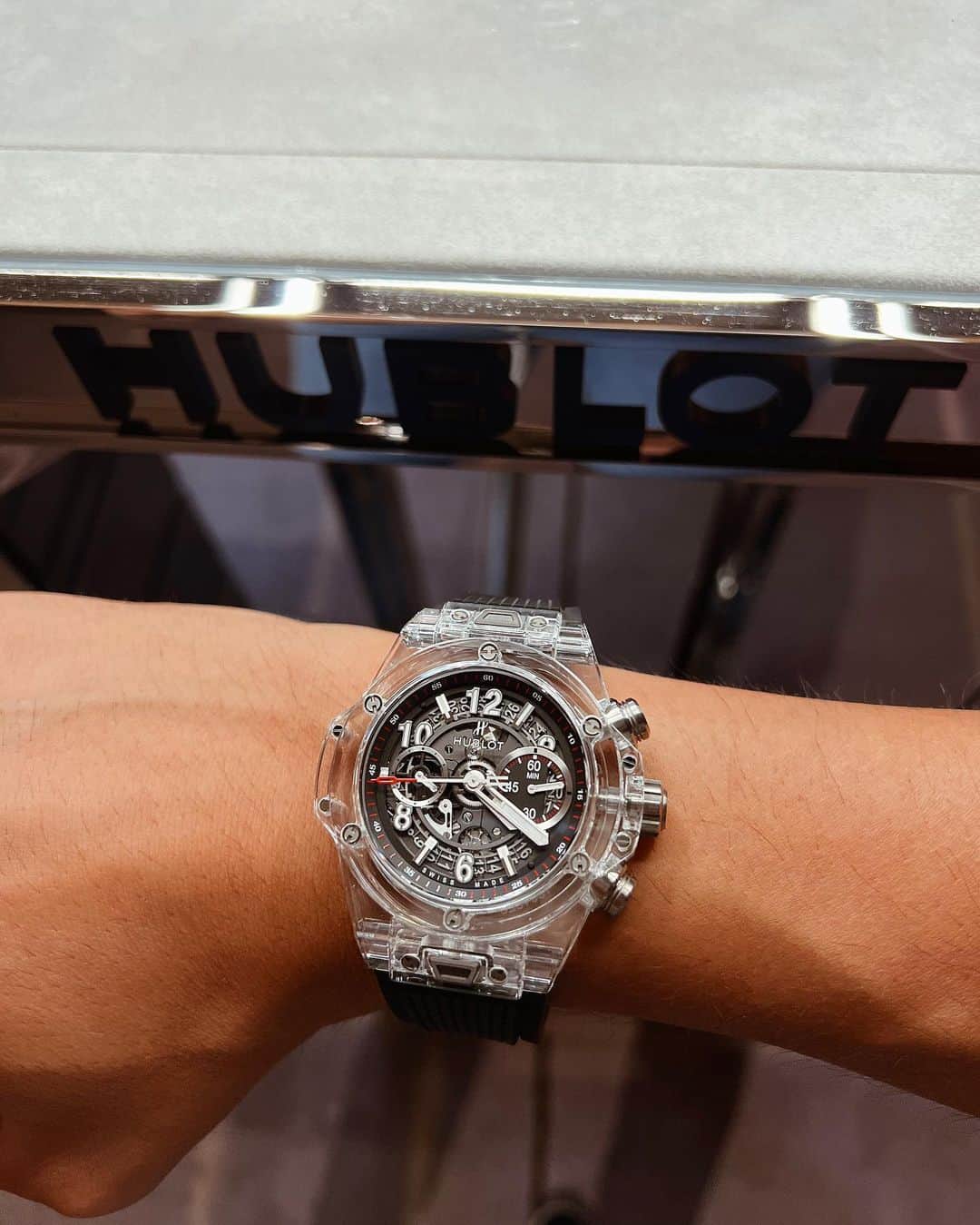 石倉ノアさんのインスタグラム写真 - (石倉ノアInstagram)「Hublot  スイス・ジュネーブで開催された、世界最大規模を誇る高級腕時計の展示 会 「Watches and Wonders 2023」で発表されたHUBLOT 最新作を見てきました。 最初にウブロに出逢ったのが2010年ごろ。関西で知り合いが2005年に登場したビッグバンを付けていて一目惚れ。当然買える訳もなく眺めるだけの日々😂 ビックバンとの再会は痺れたな〜。 そんな今気になっているのが ビッグバン ウニコ サファイアクリスタル（写真2枚目） ウブロで唯一無二のウニコ サファイア欲しいな。  #hublot #bigbang #ウブロ」4月27日 10時08分 - zeppelin.noah