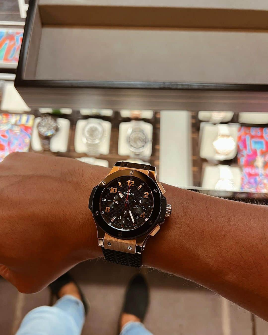 石倉ノアさんのインスタグラム写真 - (石倉ノアInstagram)「Hublot  スイス・ジュネーブで開催された、世界最大規模を誇る高級腕時計の展示 会 「Watches and Wonders 2023」で発表されたHUBLOT 最新作を見てきました。 最初にウブロに出逢ったのが2010年ごろ。関西で知り合いが2005年に登場したビッグバンを付けていて一目惚れ。当然買える訳もなく眺めるだけの日々😂 ビックバンとの再会は痺れたな〜。 そんな今気になっているのが ビッグバン ウニコ サファイアクリスタル（写真2枚目） ウブロで唯一無二のウニコ サファイア欲しいな。  #hublot #bigbang #ウブロ」4月27日 10時08分 - zeppelin.noah