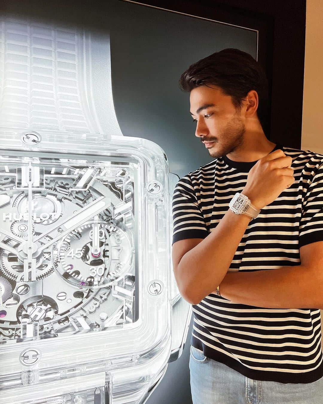 のインスタグラム：「Hublot  スイス・ジュネーブで開催された、世界最大規模を誇る高級腕時計の展示 会 「Watches and Wonders 2023」で発表されたHUBLOT 最新作を見てきました。 最初にウブロに出逢ったのが2010年ごろ。関西で知り合いが2005年に登場したビッグバンを付けていて一目惚れ。当然買える訳もなく眺めるだけの日々😂 ビックバンとの再会は痺れたな〜。 そんな今気になっているのが ビッグバン ウニコ サファイアクリスタル（写真2枚目） ウブロで唯一無二のウニコ サファイア欲しいな。  #hublot #bigbang #ウブロ」