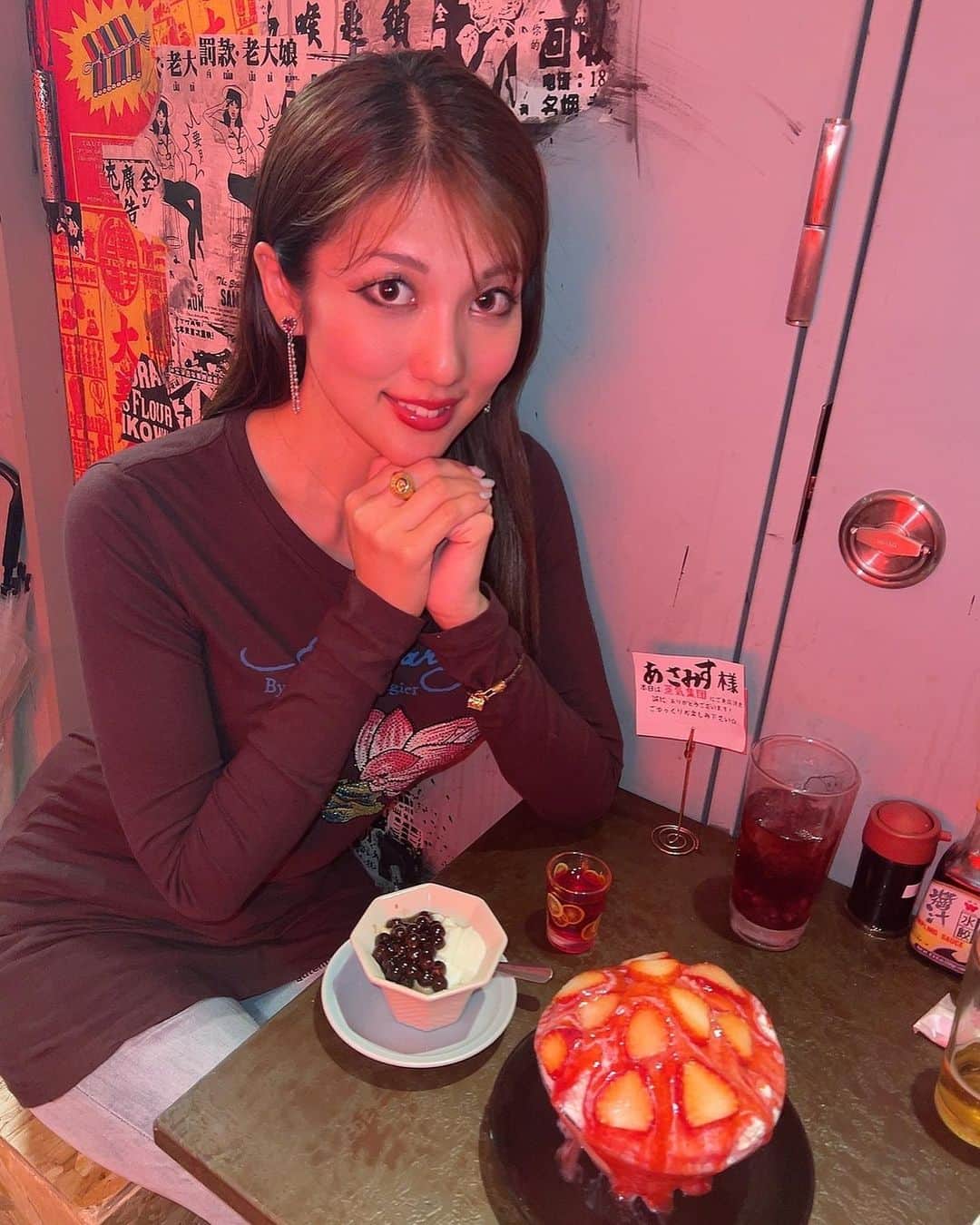 神谷麻美さんのインスタグラム写真 - (神谷麻美Instagram)「#蒸気集団 で#台湾料理 いっぱい食べた💖✨️ 全部美味しすぎましたぁ🥰💖🥠💖✨️  💜#焼き小籠包 4種盛り(正宗、翡翠、フカヒレ、鶏) 💖✨️ 肉汁いっぱいで、どれも美味しいし❤️✨️  💜とろとろ豚バラチャーシュー黒酢蒸し🐖💕✨️ 柔らかくて、食べやすくて、美味しすぎ🥰💖🫶💖✨️  💜台湾かき氷もイチゴいっぱいで、テンション上がって💖🥰💖🍧🌈💖✨️  💜#じゃがバター の蟹味噌のせ🧠とても美味しかったぁ🥰💖✨️ #蟹味噌 好き🥰🫶🧠💜✨  💜台湾#クラフトビール いっぱい種類あるの🍻💖✨️ 私は、フルーツいっぱいのってるサワー飲んでた🍓💖✨️美味しかったぁ❤️✨️  店内#AKIRA イメージ🏍してて#ネオン で可愛いの💖💜🪐🫶🏍💖💜✨️  PR @jokishudan  #横浜ディナー #横浜グルメ #横浜デート #横浜居酒屋」4月27日 10時08分 - asamice428