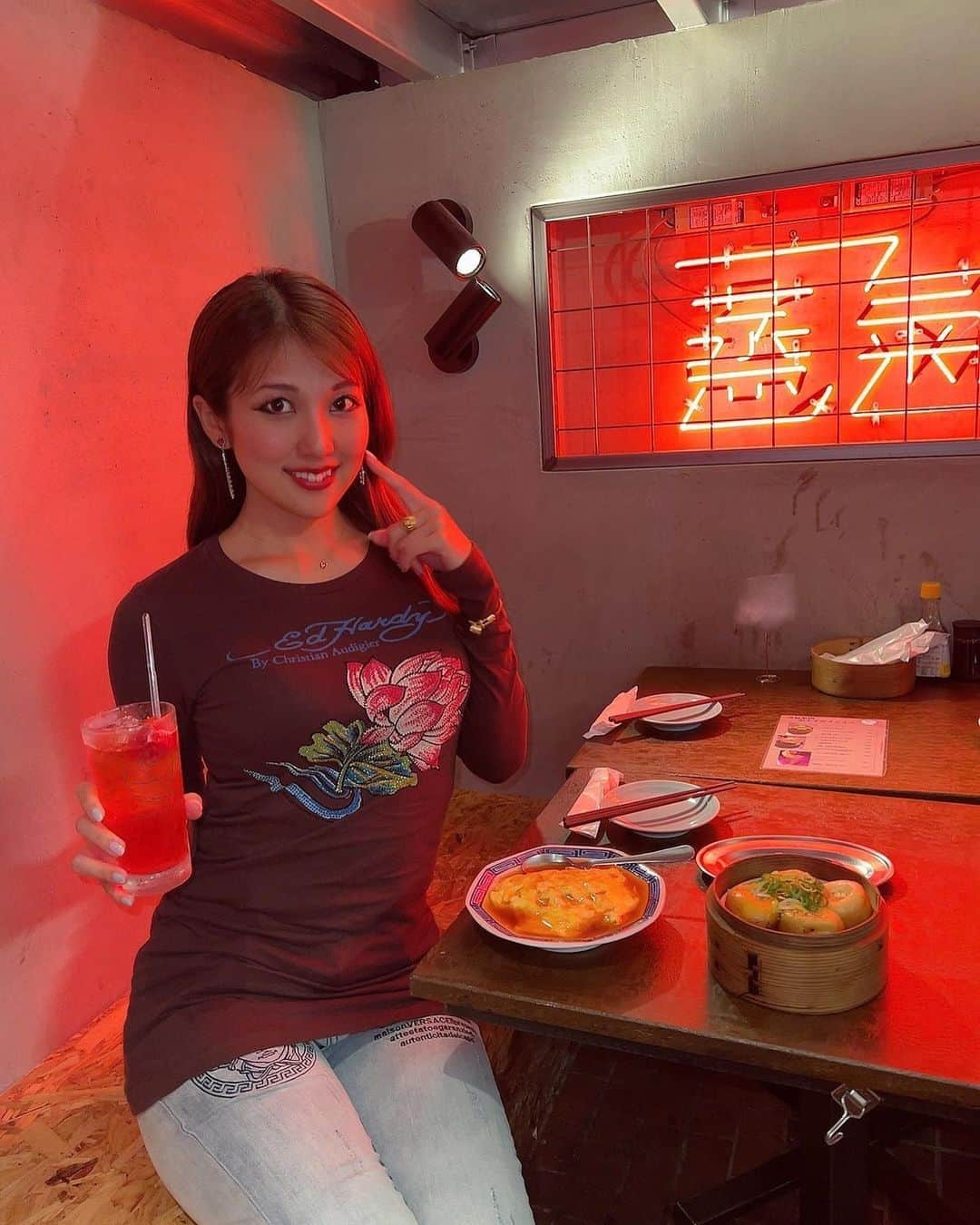 神谷麻美さんのインスタグラム写真 - (神谷麻美Instagram)「#蒸気集団 で#台湾料理 いっぱい食べた💖✨️ 全部美味しすぎましたぁ🥰💖🥠💖✨️  💜#焼き小籠包 4種盛り(正宗、翡翠、フカヒレ、鶏) 💖✨️ 肉汁いっぱいで、どれも美味しいし❤️✨️  💜とろとろ豚バラチャーシュー黒酢蒸し🐖💕✨️ 柔らかくて、食べやすくて、美味しすぎ🥰💖🫶💖✨️  💜台湾かき氷もイチゴいっぱいで、テンション上がって💖🥰💖🍧🌈💖✨️  💜#じゃがバター の蟹味噌のせ🧠とても美味しかったぁ🥰💖✨️ #蟹味噌 好き🥰🫶🧠💜✨  💜台湾#クラフトビール いっぱい種類あるの🍻💖✨️ 私は、フルーツいっぱいのってるサワー飲んでた🍓💖✨️美味しかったぁ❤️✨️  店内#AKIRA イメージ🏍してて#ネオン で可愛いの💖💜🪐🫶🏍💖💜✨️  PR @jokishudan  #横浜ディナー #横浜グルメ #横浜デート #横浜居酒屋」4月27日 10時08分 - asamice428