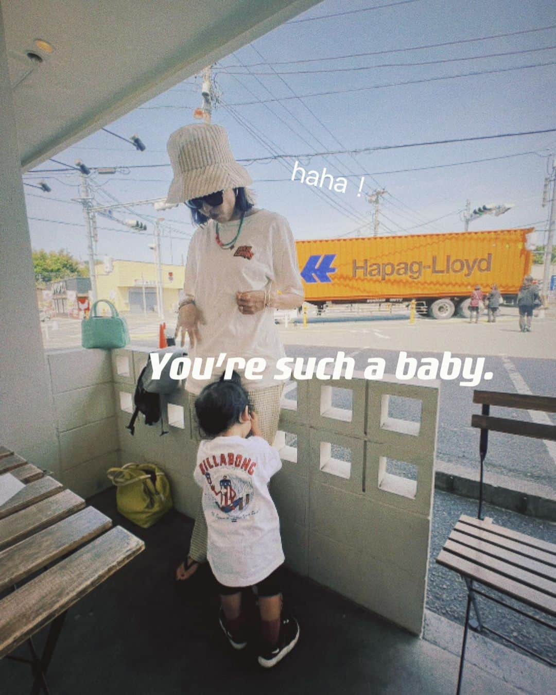 堀舞紀のインスタグラム：「🍒🫧🫧  甘えてる姿を 撮れた🤳ので投稿🤭  男の子なんて きっとすーぐ親離れしちゃうんだろうから記録📝です。  この日は パピと同じブランドの 服着てたから道行く人全員に 宇宙語で自慢してた😂  父ちゃん大好きっ子w 2人育ててると全然性格違って 笑えます。 上の子は私以外受け付けない 人見知りgirlで大変だっなぁ〜💭 と 懐かしく思って写真見返してます💕  下の子は 誰にでも話しかけちゃう😩 ひょうきんもの💦  同じDNAのはずなのに こーーーんなに 違うんだから 奥深い〜 ヒャクニントイロ〜  2人ともスクスク育ってて 何よりです🙋🏽‍♀️  おねーちゃんは プチ反抗期ちゆ😗  #子育て記録 #母親服装 #1year」