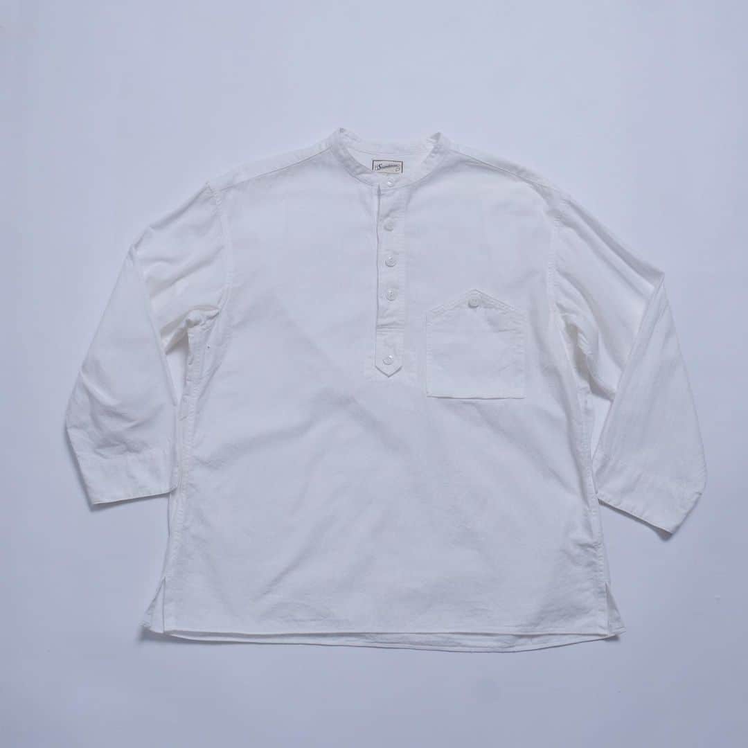 サウンドマンさんのインスタグラム写真 - (サウンドマンInstagram)「Soundman '23 SS Collection Item. "William Ⅱ"  フロント前立ての端がフラシとなるディティールが特徴の	ドイツのミリタリーシャツがデザインモチーフのWilliam(ウィリアム)。 今シーズン　胸ポケットをアメリカンワークシャツのディティールである山ポケットに、袖を8分丈のスリット入りの筒袖として、よりリラックスしたイメージのプルオーバーシャツにマイナーチェンジを施した。  素材は力織機で織ったセルビッジ  ダンガリー。  素材と相性の良い二本針巻き縫い縫製。  釦は尿素猫目ボタンを使用。  *Inspired by '60s  West Germany Army Shirt  *Chest cigar poket  *Three-quarter length sleeve  *Organic cotton selvedge dungaree  *Chain stich sewing.  * Boxy Fit   #soundman #サウンドマン #2023ss #heritagestyle #vintagestyle  #heritagemenswear  #madeinjapan  #横浜 #山下公園 #yokohama」4月27日 10時22分 - soundman.jp