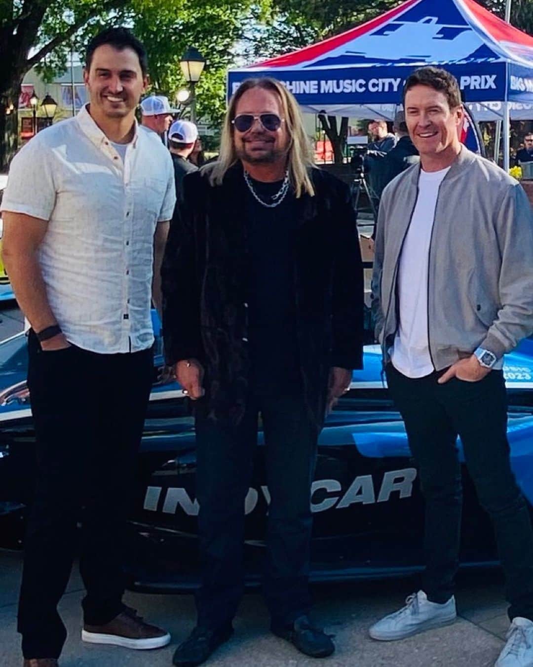 ヴィンス・ニールのインスタグラム：「Last night I met up with these champion INDYCAR drivers @scottdixon9 @grahamrahal at the @opry !!」