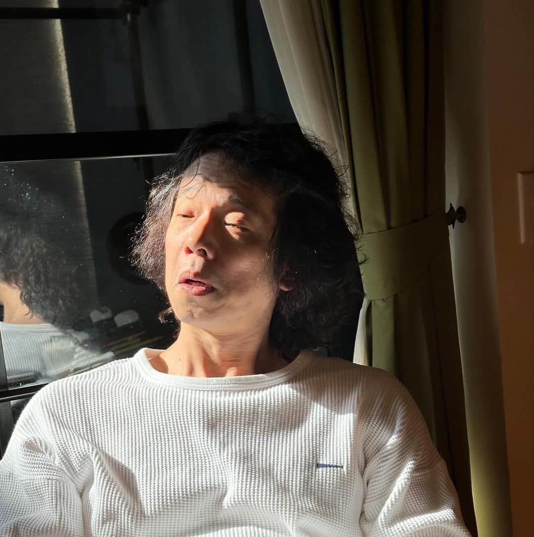 庄司智春のインスタグラム：「朝、太陽が気持ち良くてウトウトしてたら ミキティに撮られました。 ウトウト顔どうなってんだよ！ タレントして終わってんな… でもこんな俺と結婚してくれて ありがとう。」