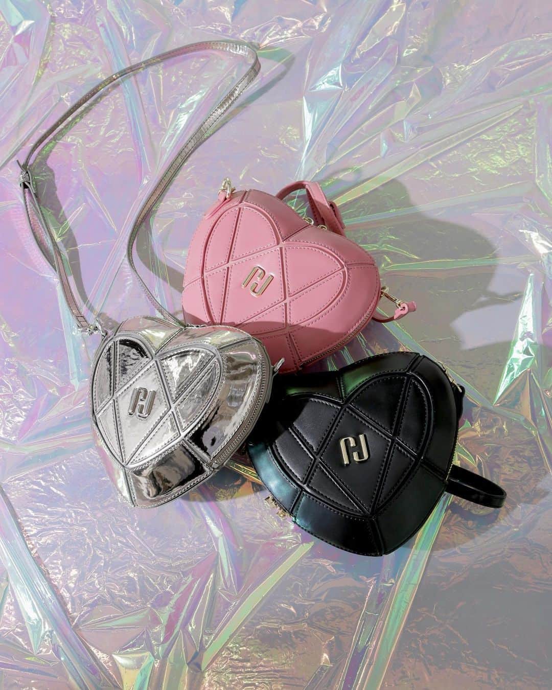 のインスタグラム：「. Mirror J & City series ￣￣￣￣￣￣￣￣￣￣￣￣￣￣￣￣￣￣￣￣ Mirror Jのモチーフをポイントに使用した新ライン、 Mirror Jシリーズ、CIityシリーズが登場。 印象的な素材の切り替えやテクスチャー、 実像と反射が入り混じるような ラインナップに注目。  🔹 Mirror Jシリーズ ハートポシェット 商品番号 1253180009 ¥ 15,290（税込）  立体的なハートモチーフが愛らしいポシェット。 脇まで大きく開くダブルファスナー仕様 中身が見やすいデザインです。 フロントには反転させたクロスJが上品なアクセントに。 華やかなシーンにもデイリースタイルにもポイントになるアイテムです。  ￣￣￣￣￣￣￣￣￣￣￣￣￣￣￣￣￣￣￣￣￣ #ジルバイジルスチュアート  #jillbyjillstuart #jillby  #2023ss」