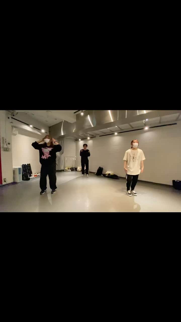 古謝那伊留のインスタグラム：「昨日はダンスレッスン 初心者クラスでした！！  感情と歌詞とストーリーを大切に振り付けを作らせていただいたんですが みんなに伝わって振りに落としていて感動しました！  これからも色々楽しい振り付けを作れるように努力します！  Twitterには振付補佐の子と踊っている動画が上がっているのでそちらも是非✨  ビリミリオン / 優里  #ビリミリオン #優里 #ダンス #オリジナルダンス #DANCE #choreography #初心者クラス」