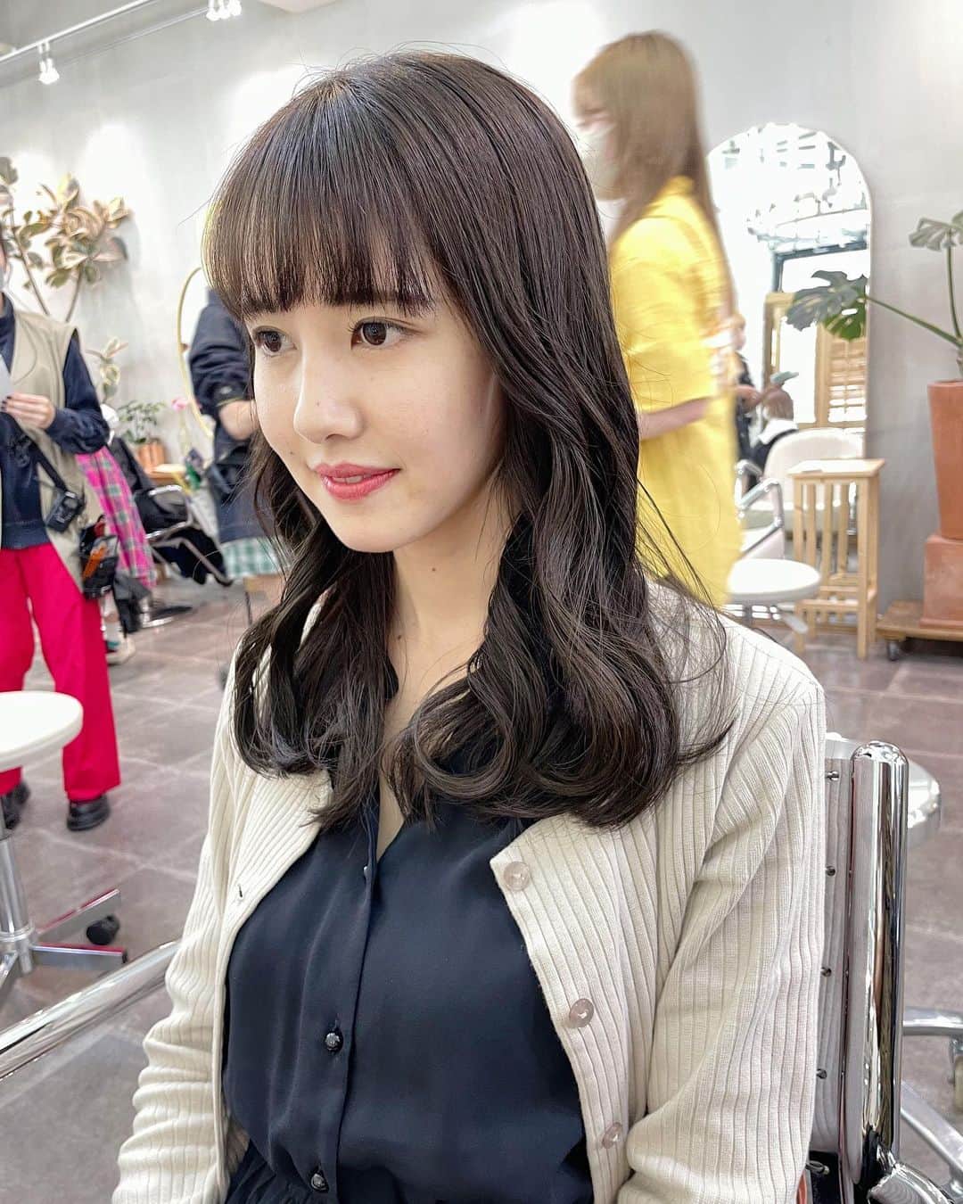 田中真奈美のインスタグラム：「さきちゃん💓 武から大切に引き継がせていただいて変わらず来てくれてます✂️ ありがとー🥰🙏🏻✨ . 出会った時は可愛らしいイメージだったさきちゃんがもうすっかり素敵な大人の女性に🌸 毛先のラインはパツンと厚みを残しつつ今回はしっかりすき間をあけて軽さをだしました✨ . 去年の写真だけどお迎えに来たさきちゃんのベビ君とも会えましたー😍 可愛いー👶🏻✨✨✨ 男の子ママ同士の会話も毎回楽しいね💓 . いつもありがと〜🌸 これからも宜しくお願いします🥰🙏🏻🎶 . . . #福岡美容室  #天神美容室  #大名美容室  #福岡ママ」