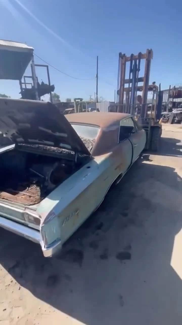 ファンクマスター・フレックスのインスタグラム：「WHO LOVES PROJECT CARS? IS THIS CHEVELLE WORTHY OF A REBUILD?  THIS IS NOT MY #66CHEVELLE BUT MOST OF MY CARS START LIKE THIS!  #Repost @mopars5150 ・・・ Sat in a junkyard in Merced, Ca for at least 30 years and yet because it’s in the California climate it didn’t turn into a rust pile 🤷‍♂️😂 This is a VERY BUILDABLE 1966 Chevelle Malibu in a very desirable color and now that she’s out of the yard she will get a second chance at life 🤩👍 #saveaclassic #savethemdontcrushthem #chevelle #junkyard #americanclassic #itsjustpatina #chevyclassics #66chevelle #1966chevelle」