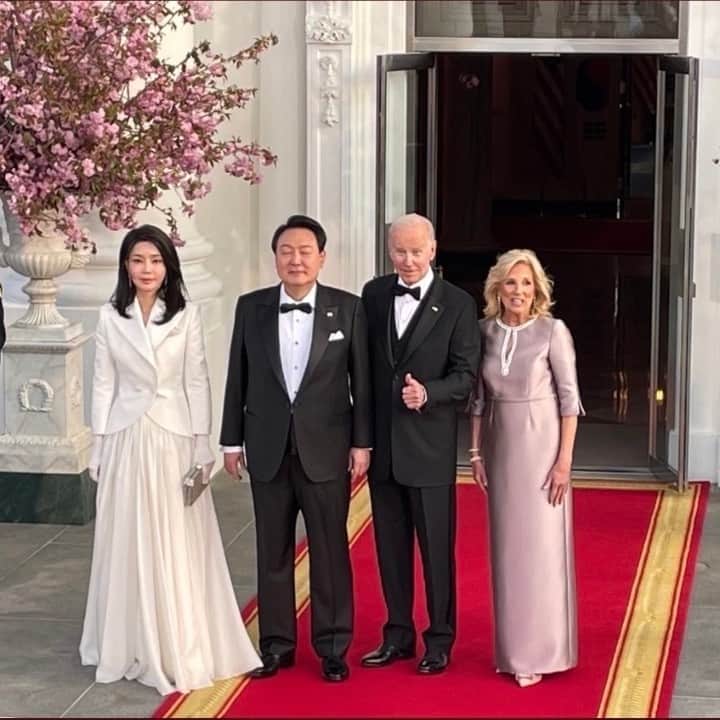 リームアクラのインスタグラム：「@flotus, Dr. Jill Biden, wore a #reemacra long sheath mauve dress, for the State Dinner at the White House, in honor of the South Korean President and his wife.​​​​​​​​ ​​​​​​​​ #drbiden #whitehouse ​​​​​​​​ #hautecouture #southkorea」