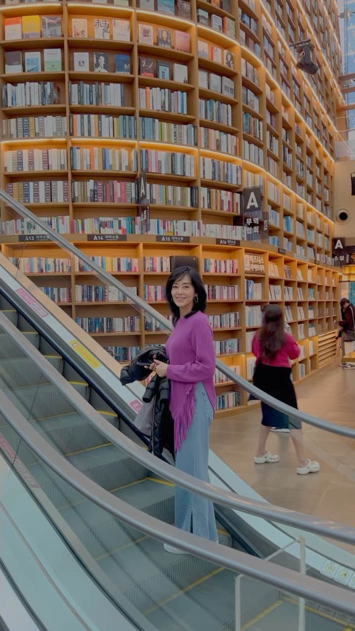早見優のインスタグラム：「Beautiful city Seoul, Korea  #seoul #korea #library #books #chill #chilling」