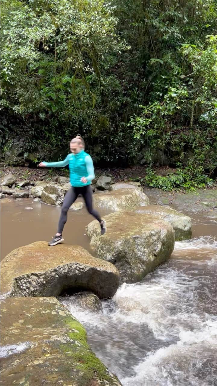 ケイトリン・サージェント・ジョーンズのインスタグラム：「Wet weather adventures on Yugambeh country 🌧️」