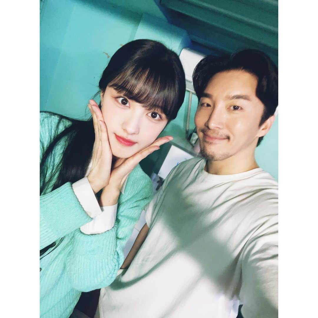 トン・ヒョンべのインスタグラム：「엊그제 우리 승희선영이랑 막공.. 하나 둘씩 마무리가 되어가네.. 여전히 따뜻한 승희선영~ 고맙다~ 승희야~ #연극 #임대아파트 #선영 #오승희」