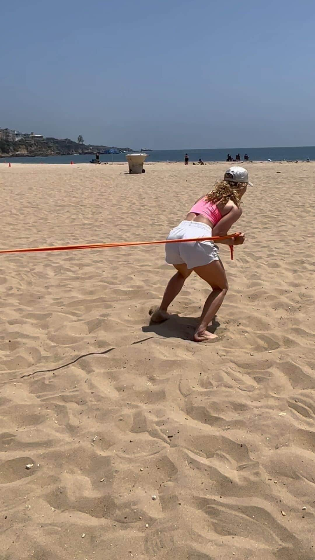 ヘレン・マロウリスのインスタグラム：「Some footwork drills for when the sand is really hot… just keep moving your feet 😂 ..trust me,  your glutes will start burning way worse than your feet ever did 😅😮‍💨@dopamineo_world band beach workouts are my favorite 🙌🏼🏝 #bandandtan #bandtraining #resistancetraining #beach #newport #outdoorfitness #beachlife #beachworkout #work #wrestling #fitness #athletes」