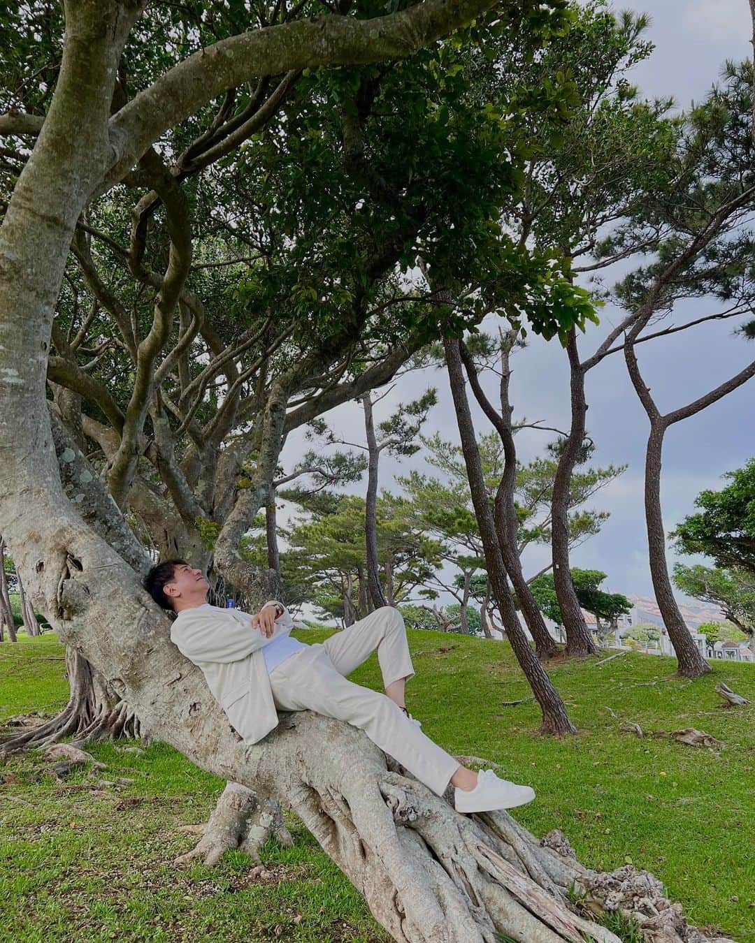 川崎麻世さんのインスタグラム写真 - (川崎麻世Instagram)「自然と一体化になれてリラックスした瞬間にエネルギーが充電された気持ちになれるよね✨ この感覚が好きだな😃  #沖縄 #平和祈念公園」4月27日 10時52分 - mayokawasaki