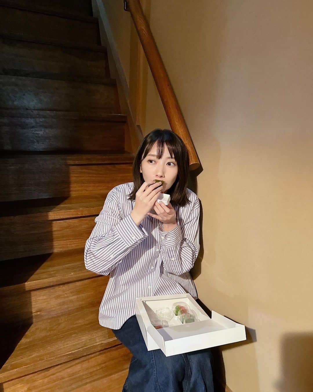 波瑠のインスタグラム：「第3話ご視聴してくださった皆様、 ありがとうございました！ 山本家のお菓子ほんとうにすごかった。 美味しいものは、どれだけあってもいいですからね！！」