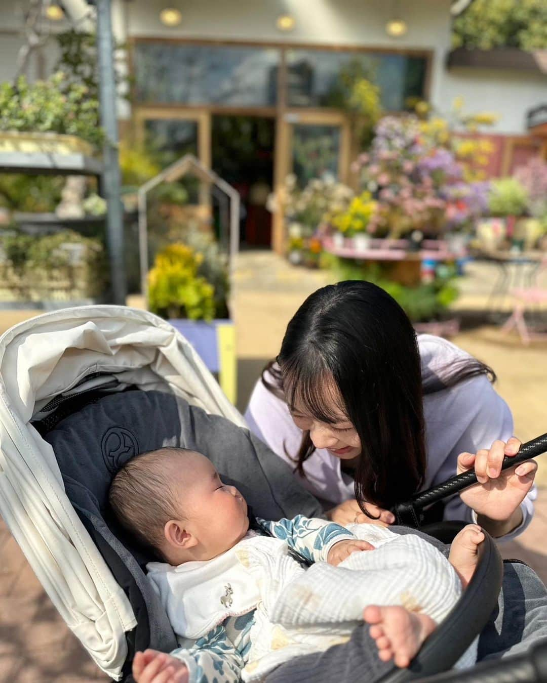 神尾美沙さんのインスタグラム写真 - (神尾美沙Instagram)「結構前の写真…！この日も今日みたいにお天気良かったなぁ☀️ Photo by @yukakokurosaka0606 💕  優香子の写真って、愛込めて撮ってくれてるのがわかる🥹‼︎ これはカフェ前のお散歩中に♡」4月27日 16時22分 - kamiomisa