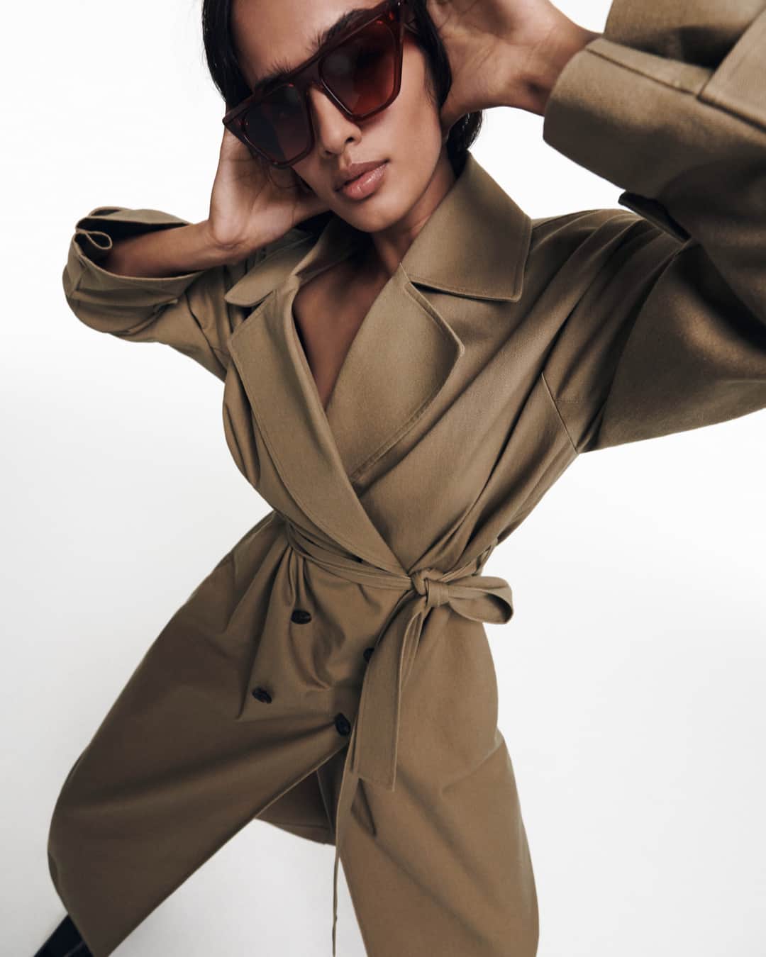 ベック&ブリッジのインスタグラム：「Anjali wears the Natice Trench Coat, a modern oversized double breasted style cut from a cotton drill fabric. ⠀⠀⠀⠀⠀⠀⠀⠀⠀ ⠀⠀⠀⠀⠀⠀⠀⠀⠀ #becandbridge #embody #newarrivals」