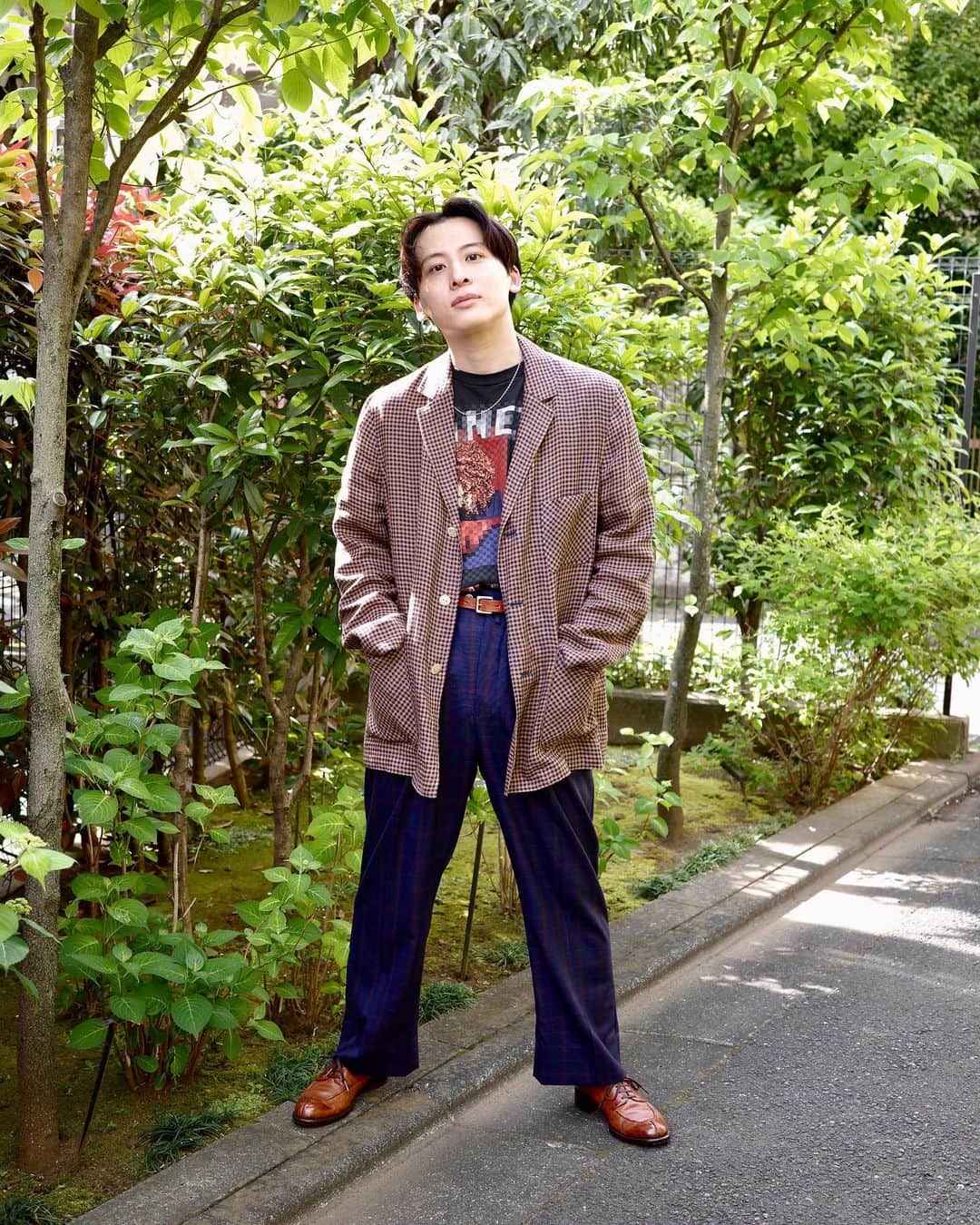 工藤大輝のインスタグラム：「私服。  また急に暑くなったなぁ！ 温度差、体調に気をつけましょう。  2,3年前の @gucci のリネンジャケット。リネンでこんな配色もってくるあたり流石の。ちなみに胸にロゴ付きのリボンブローチが付いてたんですがアイコニック過ぎたので切り外しました。  Tシャツは古着。Janetのアルバム"The Velvet Rope"のジャケ写と何か色々デザインされてるやつ。一応コピーライト入ってます。アルバム的には次作"All for you"の方が擦り切れるほど聴きましたが、アートワークはこっちの方が好きですねー。  パンツは @neat_tokyo ですがこれは @neat_house_store で生地を選んでオーダーメイドしてもらったスラックス。生地の名前忘れてしまいましたが、少しパンク味のあるチェックに惹かれて作りました。形は旧ワイド型。  ベルトは @scye_official の。 ちょうど良い細さと @leyuccas の靴との相性抜群過ぎて即決した記憶があります。  #gucci #neat_tokyo #neat_house #leyuccas #scye」