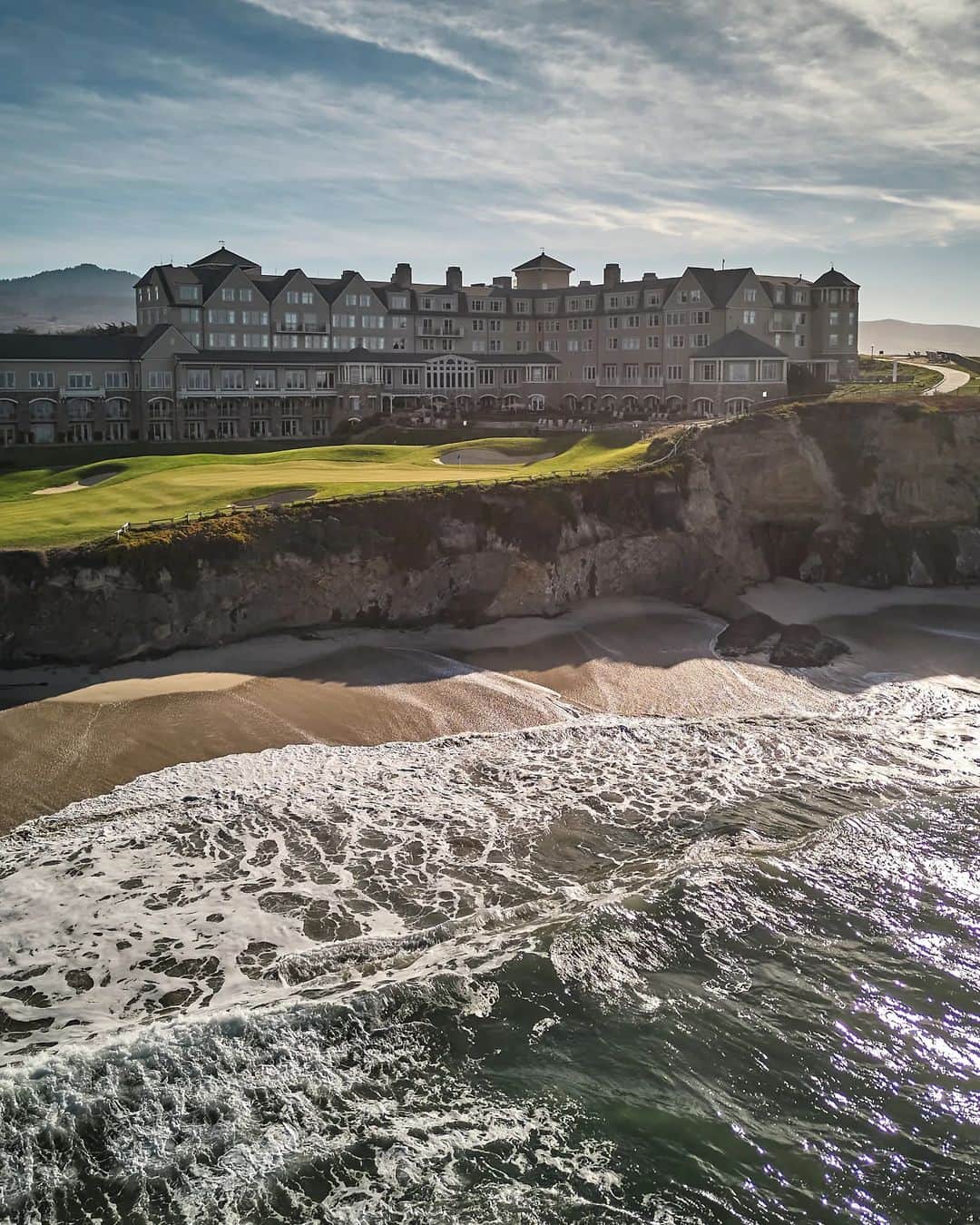リッツ・カールトンのインスタグラム：「Above the beauty of breaking waves, disappear into a coastal retreat at The Ritz-Carlton, #HalfMoonBay.」