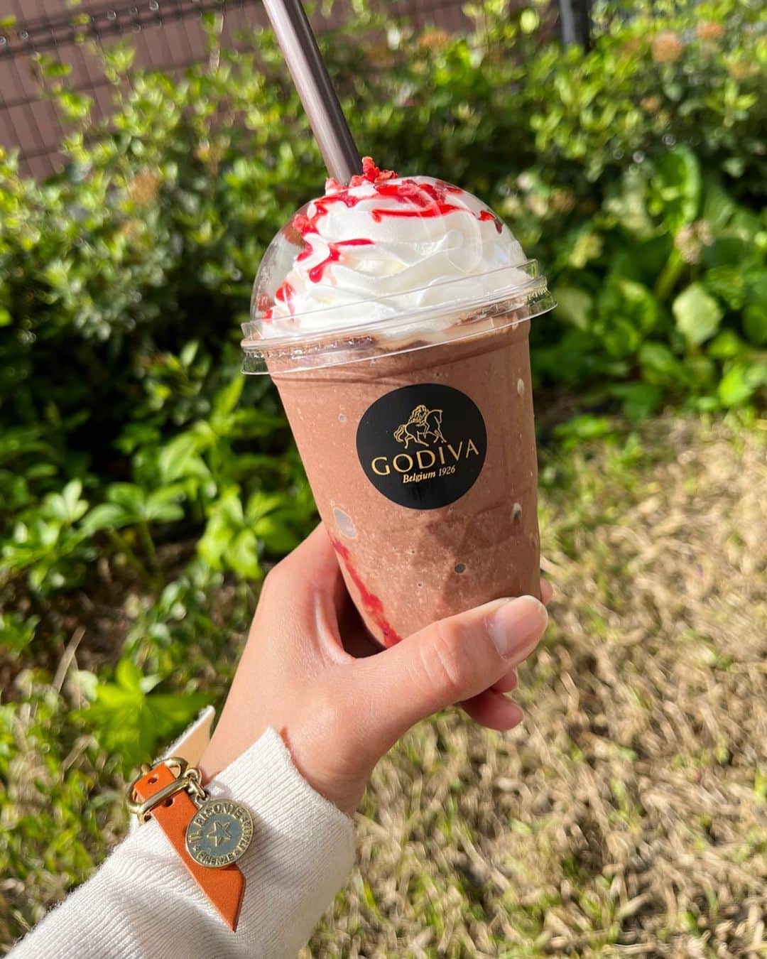 前田友香のインスタグラム：「あたたかくなってきたから #godiva  #ショコリキサー  ＊＊＊  #ilbisonte  #イルビゾンテ」