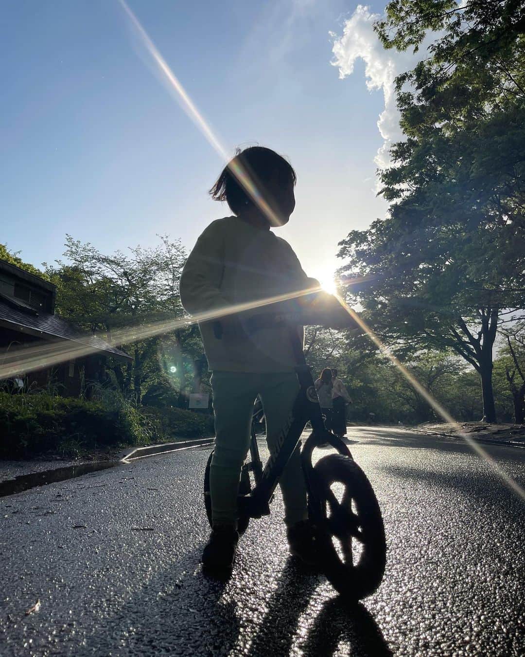本多麻衣のインスタグラム：「He is obsessed with Strider🚲Every time I see him, he is getting better and better! I’m happy to be able to watch him grow up close☺️  息子はもうすぐ4歳、娘は生後半年。2人ともいつもニコニコ楽しく生きてくれてて本当嬉しい☺️✨  母ちゃん食道炎やってしまったけど、ゴールでウィークは夫出張につきワンオペなのだけど、、2人のために頑張るね❤️‍🔥お友達、ご近所さんの一緒に遊ぼう🫶をお待ちしてます😂✨✨  #3yearsold #6monthsold #strider  #ゴールデンウィーク #誰か遊ぼう」