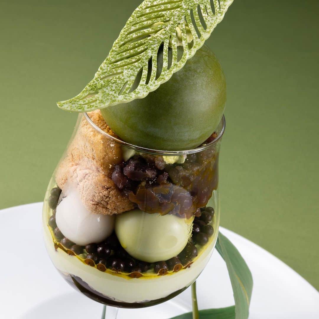 ホテルグランヴィア大阪のインスタグラム：「. 【金土日祝のご予約限定｜1日10食】抹茶パフェ . 毎回ご好評をいただいているパティシエ特製の予約限定パフェ。今回は「抹茶」をテーマに和のパフェをご用意✨ . 和三盆を使用して優しい甘さに仕上げた濃厚抹茶アイスに、3日間かけて炊き上げる自家製粒餡や朝炊きのわらび餅など、こだわりの和スイーツを合わせます。 . モンブランクリームや黒蜜の甘さをアクセントに、抹茶の風味を感じる大人な味わいに仕上げました。 . 期間：2023/6/30（金）まで 価格：2,200円 店舗：ラウンジ「リバーヘッド」 ※金土日祝日のご予約制となります。 ※ご予約は前日の正午までにお願いいたします。 ※11:00～ラストオーダーまでご利用いただけます。 . ぜひ一度ご賞味ください☺️🎵 . ====================================.　 ★詳しくはプロフィールよりホームページをご覧ください。 　Please check our website for more details! 　ホテルグランヴィア大阪　@hotel_granvia_osaka ====================================.　 . ★JR西日本ホテルズでは、新たな衛生基準「Clean & Safety」を策定し、妥協のない清潔さと、衛生的な環境づくりに努めております。 https://www.granvia-osaka.jp/special/clean-safety . #ホテルグランヴィア大阪 #グランヴィア大阪 #大阪ホテル #梅田  #大阪観光 #うめきた #パフェ #抹茶スイーツ #和スイーツ #ホテルスイーツ  #hotelgranviaosaka #umeda #osaka #hotel #sightseeing #osakatrip #sweets #greentea #parfait #cleanandsefety #JR西日本ホテルズ #jrwesthotels」