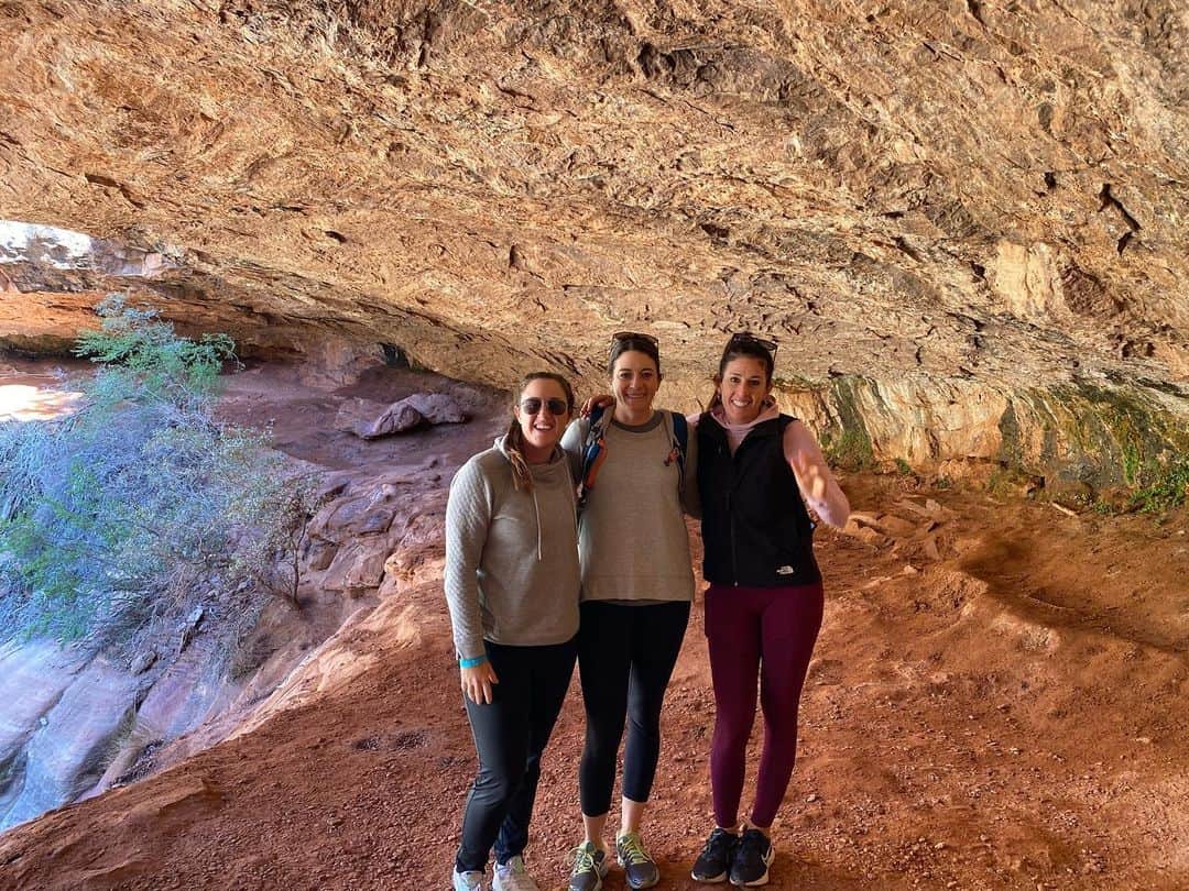 キム・カウフマンのインスタグラム：「I told myself I would go to #zionnationalpark this year if I played in Utah again. It did not disappoint! It reminded me of the many great adventures @kktamulis and I used to go on and how important it is to get off the golf course and do something else sometimes. Thanks to @emmajgolf and @amelialewislpga for such a fun day!  #sanfordsports @sanford_glf @sanford_complex #zion #hiking」
