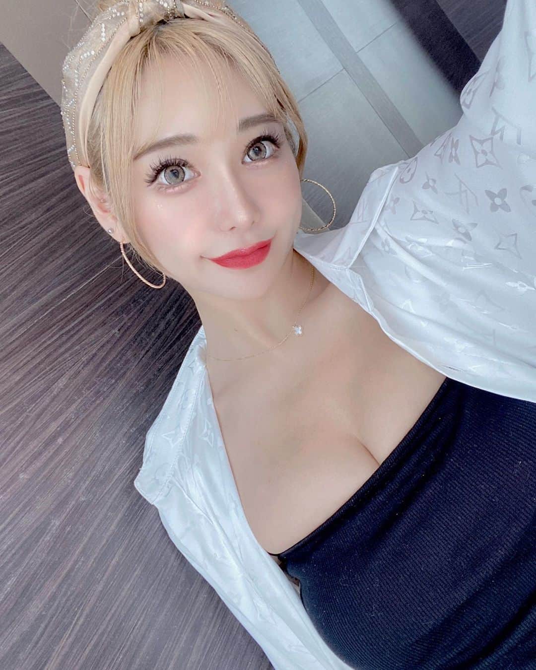 Miiのインスタグラム：「自然光が1番✨✨  4月もあっとゆうまに終わっちゃうね。 早く暖かくならないかな  #バーレスク#バーレスク東京 #burlesque#burlesquetokyo #showgirl #dance#singer #vocal#タイ#バンコク旅行#旅行好き」
