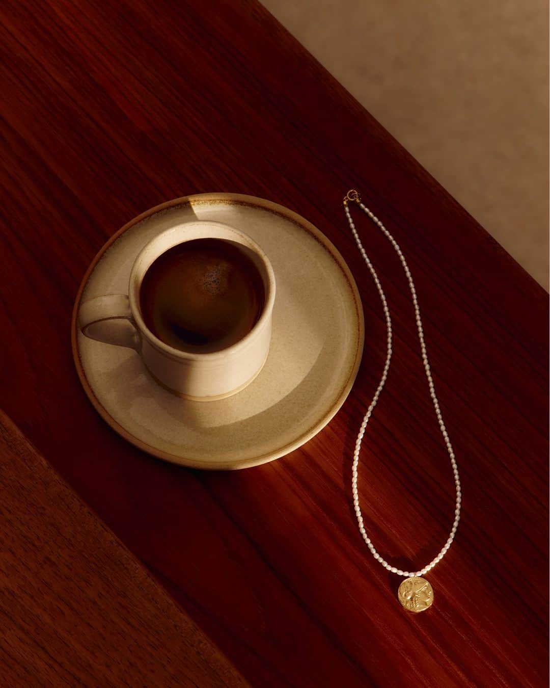MARIHA Official Instagramさんのインスタグラム写真 - (MARIHA Official InstagramInstagram)「. お茶を飲みながら、夢の世界に浸るのが今の私の至福の時。自然の造形美あふれるパールと、歴史のロマンを感じるコインモチーフの奥深いコントラストが印象的な「Ancient Memories」パールネックレス＆ブレスレットは、夢への想いを深めたい時のおまじないに。コインに描かれた全知全能の神ゼウス、知恵と闘いの神アテナのサポートを受け、豊かなインスピレーションを得られそう。  (Silver商品は、MARIHA Online BoutiqueとMARIHA伊勢丹新宿店本館2階アーバンクローゼットにてお取り扱いしております。)  #mariha #marihasilver #マリハ #コインモチーフ #パールネックレス #パールブレスレット #歴史ロマン」4月27日 11時15分 - mariha_official