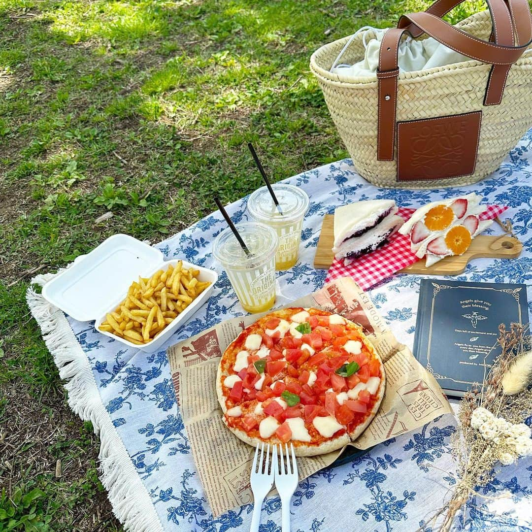 長岡真由（まゆちむ）さんのインスタグラム写真 - (長岡真由（まゆちむ）Instagram)「ピクニック🧃🍕🧺𓂃 𓈒𓏸◌‬  #ピクニック #ピクニック弁当 #公園」4月27日 11時18分 - __mayucc